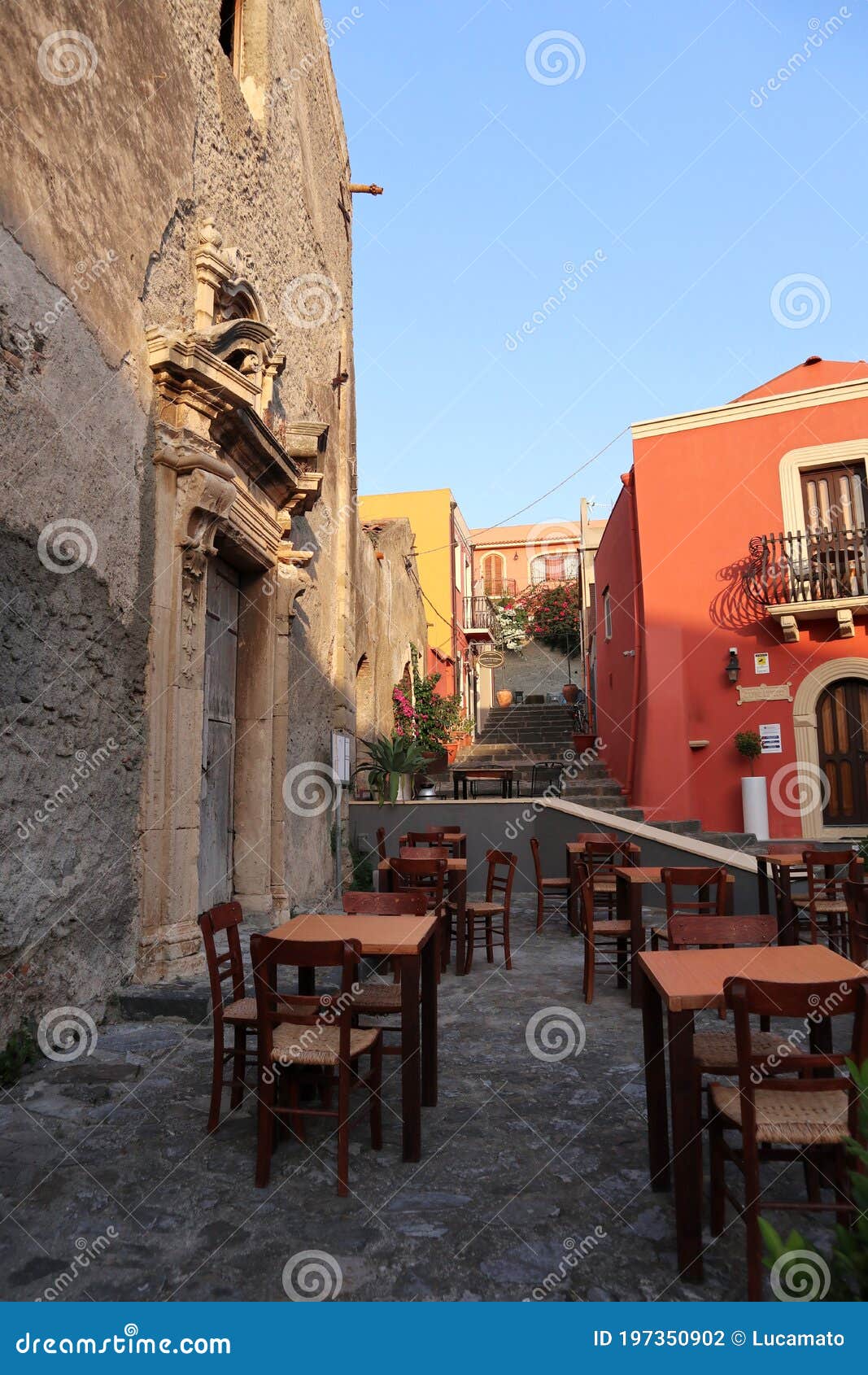 milazzo - tavolini in piazza san gaetano all`alba