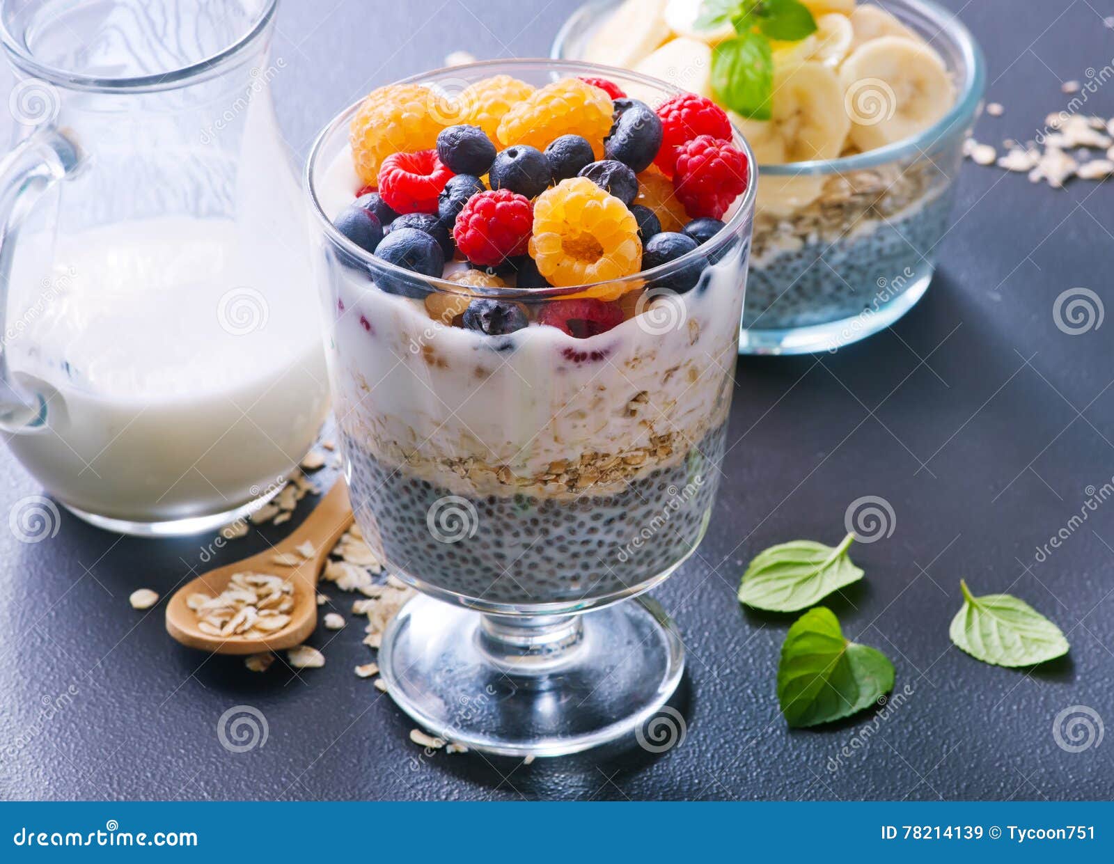 Milch Mit Chia Samen Und Beeren Stockbild - Bild von minze ...