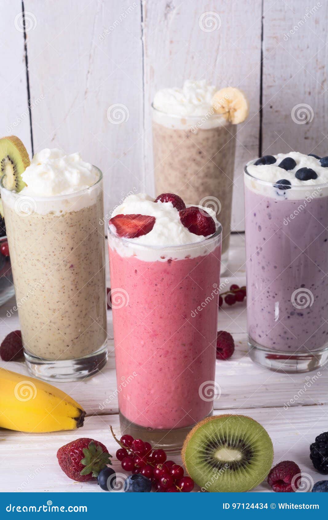 Milchshake mit Beeren stockfoto. Bild von frucht, frisch - 97124434