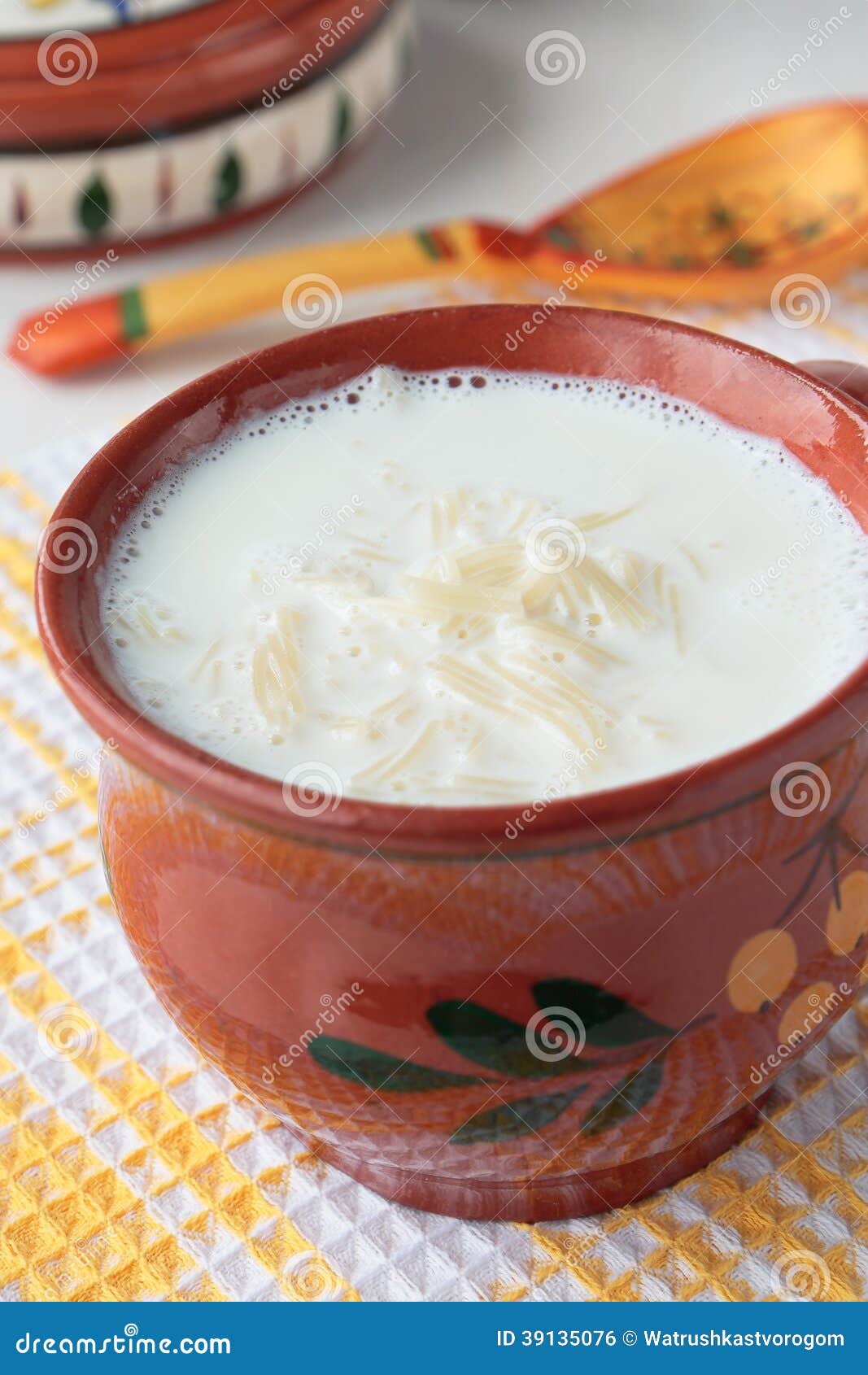 Milchsuppe Mit Nudeln in Der Keramischen Schüssel Stockfoto - Bild von ...