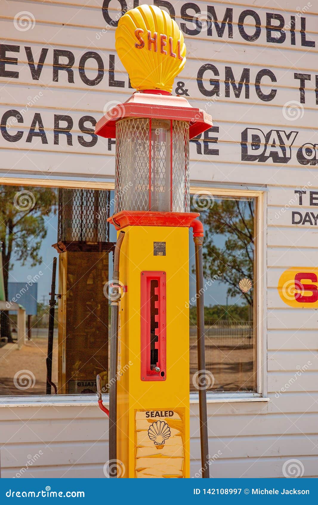 Vintage Petrol Pump at Miles Museum and Historical Editorial Photography - Image of fuel, 142108997