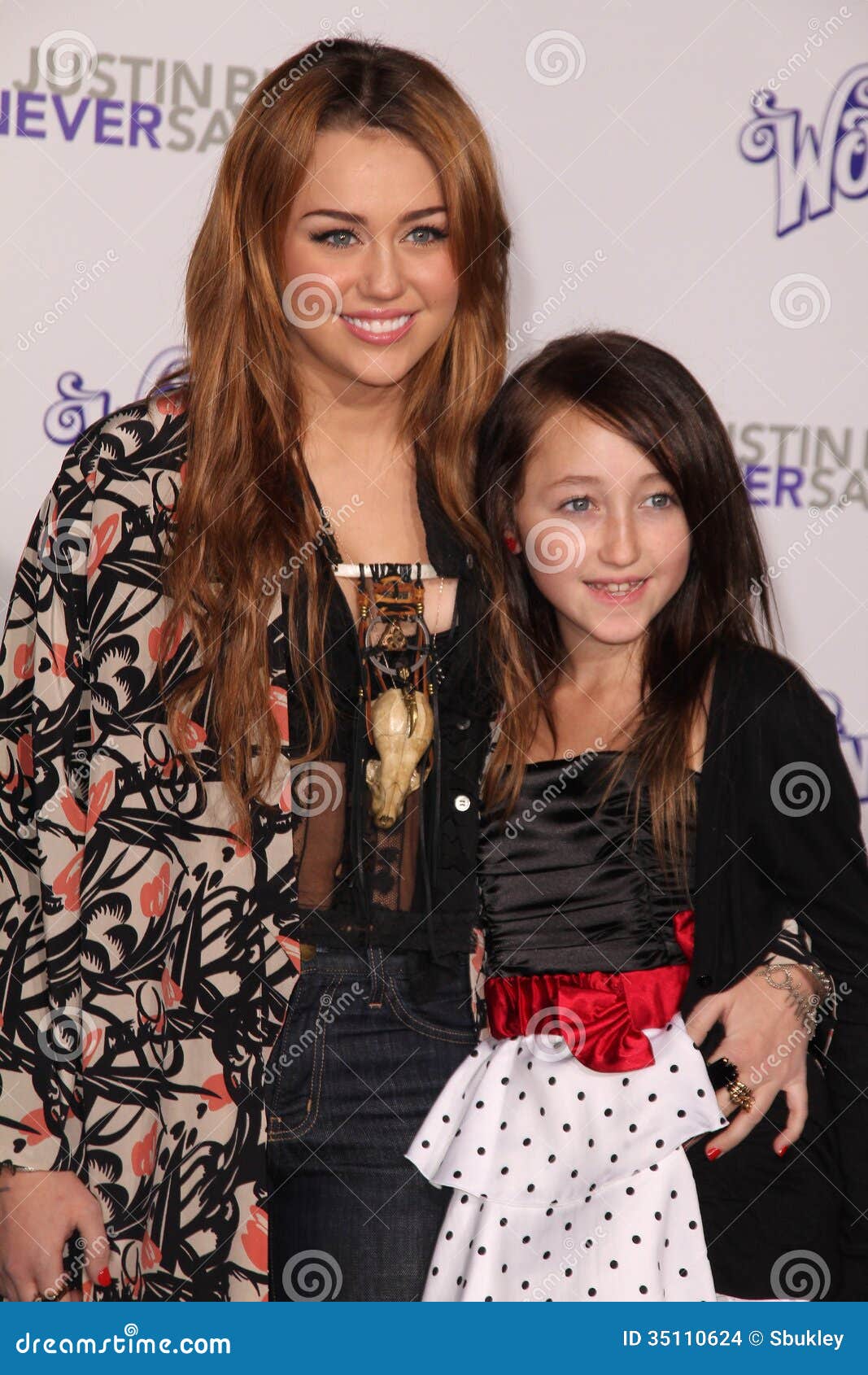 Miley Cyrus, Justin Bieber, Noah Cyrus Imagen de archivo editorial - Imagen  de cirus, noé: 35110624, image size:1067x1690