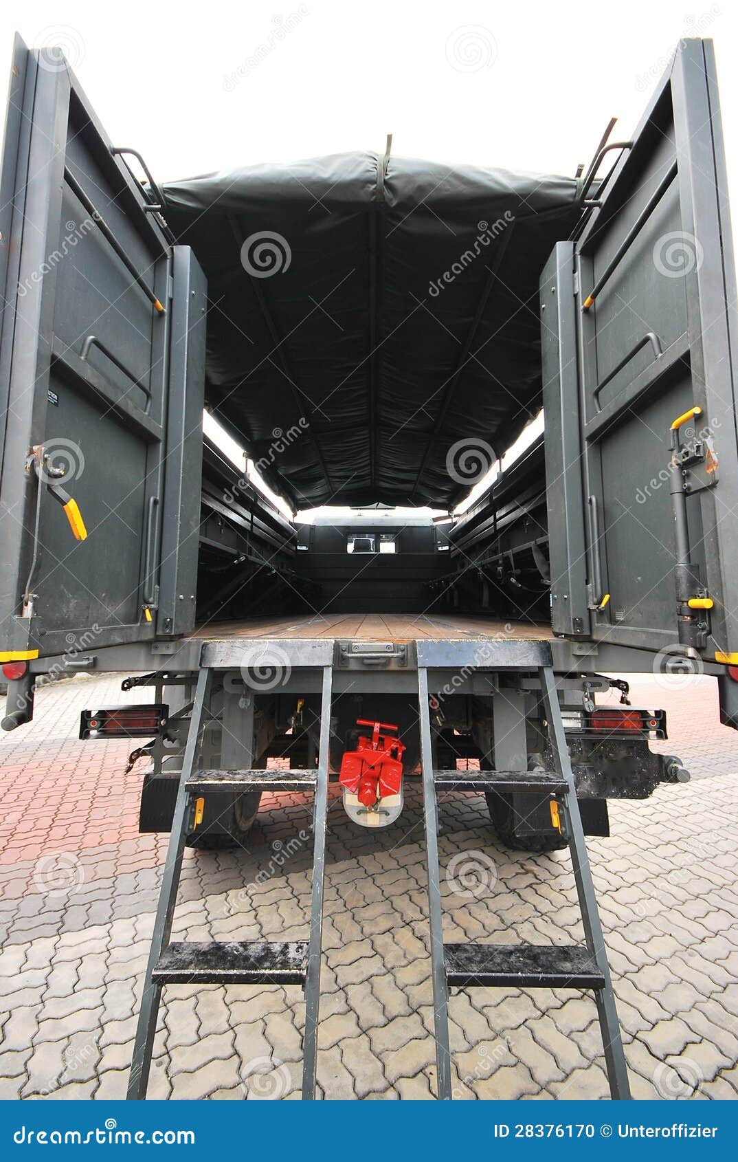 Militär-LKW-Rückseite stockfoto. Bild von tonnage, tonne - 28376170