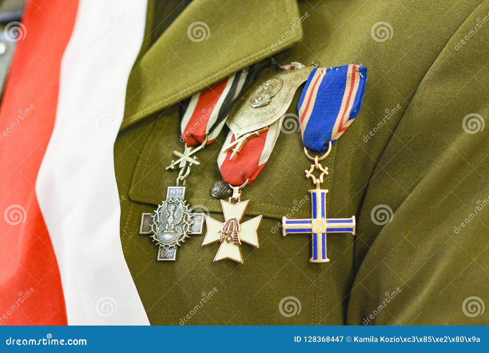 Pakket kraan zakdoek Militaire Decoratie Op Het Uniform Van Het Poolse Leger Met Stock  Afbeelding - Image of poetsmiddel, medaille: 128368447