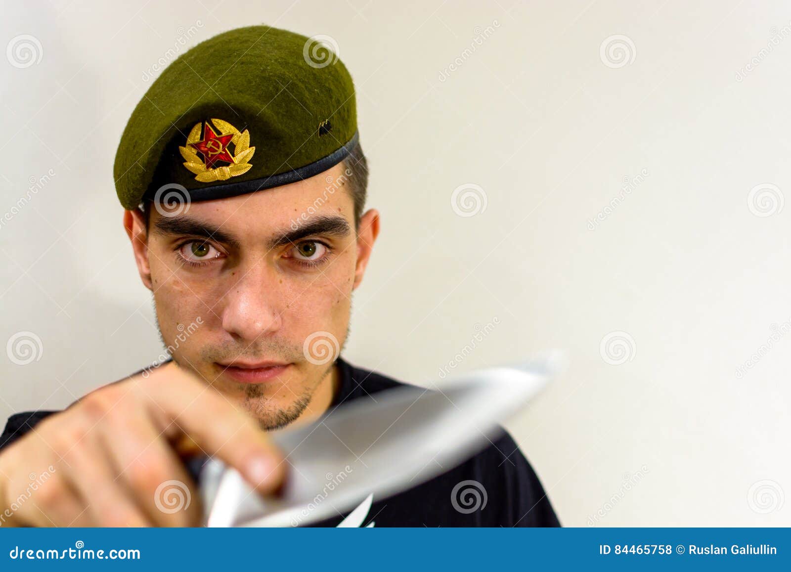 vorst Betrouwbaar weten Militaire Groene Baret Met Een Mes Stock Foto - Image of mens, volwassen:  84465758