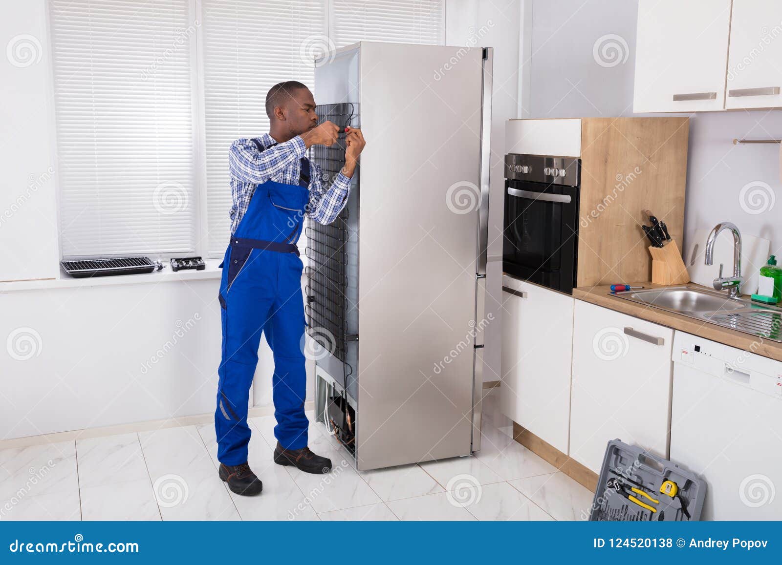 Militar En El Trabajo Total En El Refrigerador Foto de archivo - Imagen de  africano, profesional: 124520138