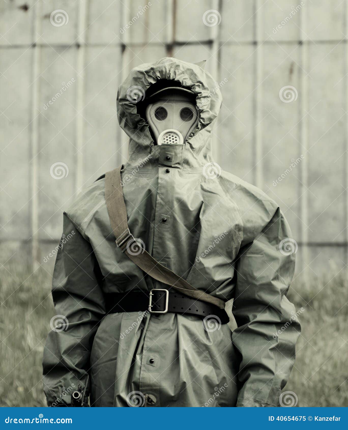Militare in Vestito Protettivo E Maschera Antigas All'aperto Immagine Stock  - Immagine di infezione, apocalisse: 40654675