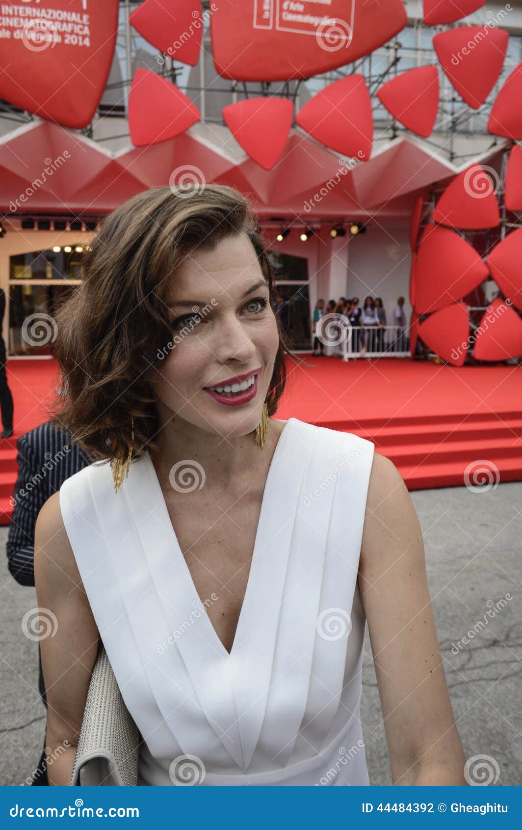 Milla Jovovich redaktionelles stockfotografie. Bild von teppich - 44484392