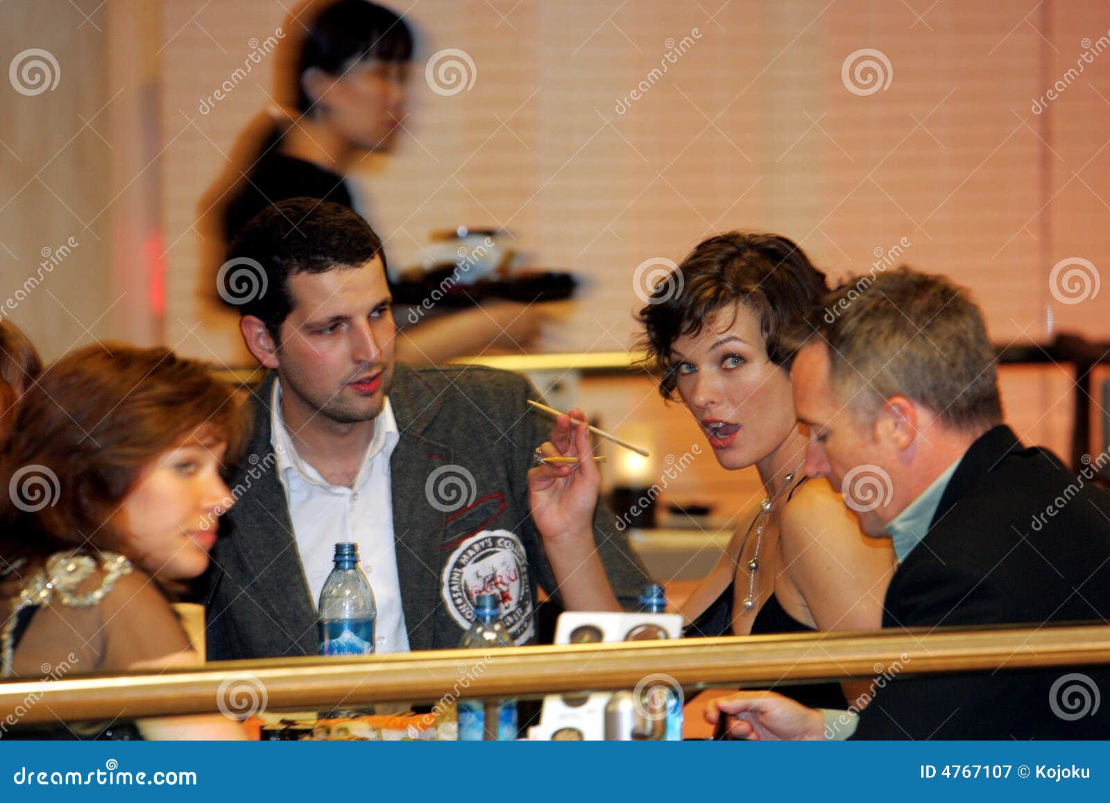 Milla Jovovich En El Restaurante De Moscú Fotografía editorial Imagen