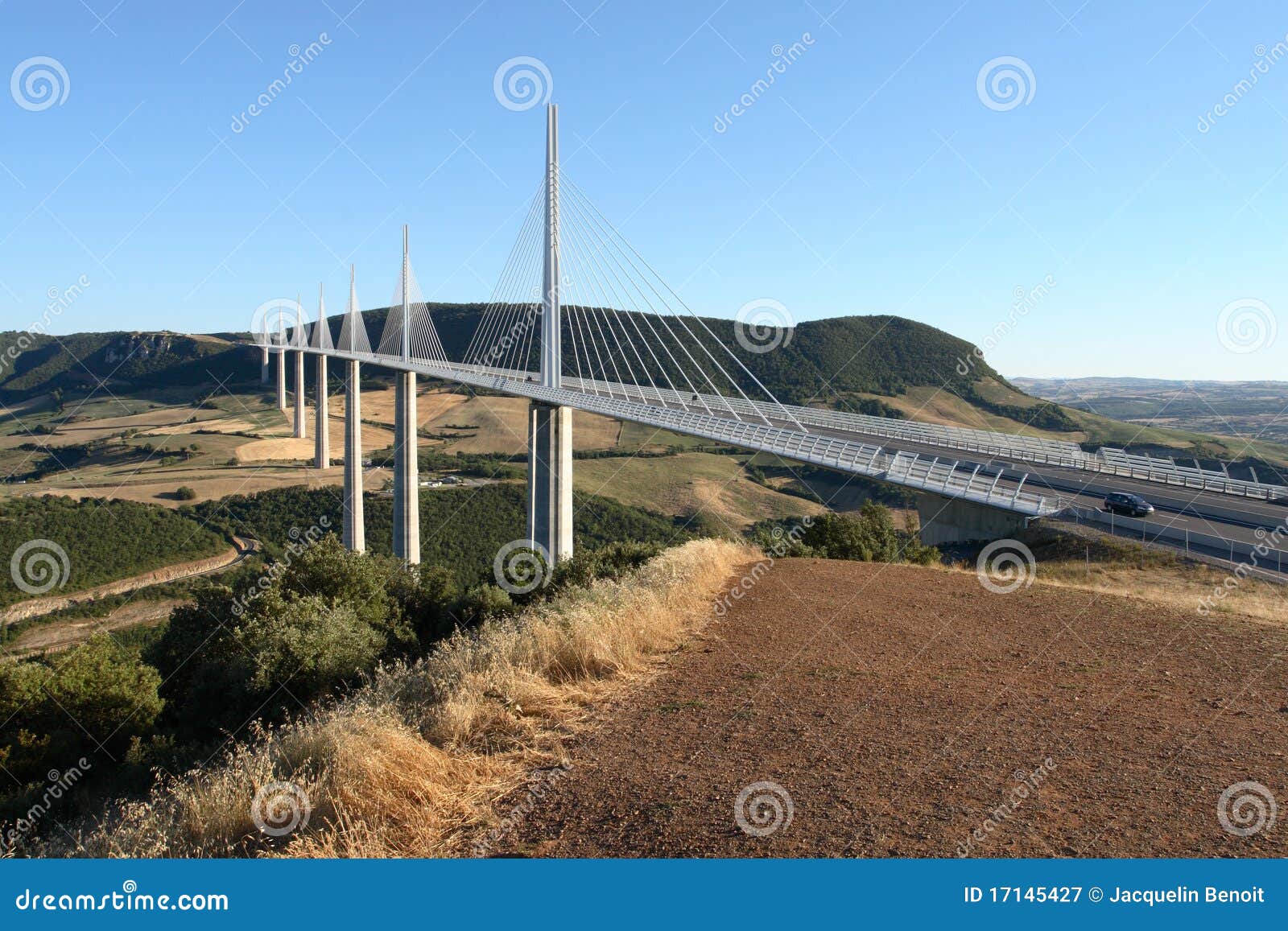 Millau-Brücke. Viaduc De Millau, das Tarn-Tal in der Larzac Region von Frankreich kreuzend. Eine der höchsten Brücken der Welt und die längste Seilzug-gebliebene Brücke in der Welt.