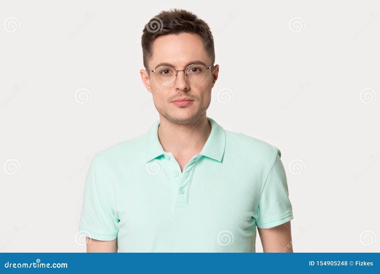 Enig med salut Hejse Millennial Guy Wearing Glasses Looking at Camera Pose in Studio Stock Photo  - Image of optical, healthy: 154905248