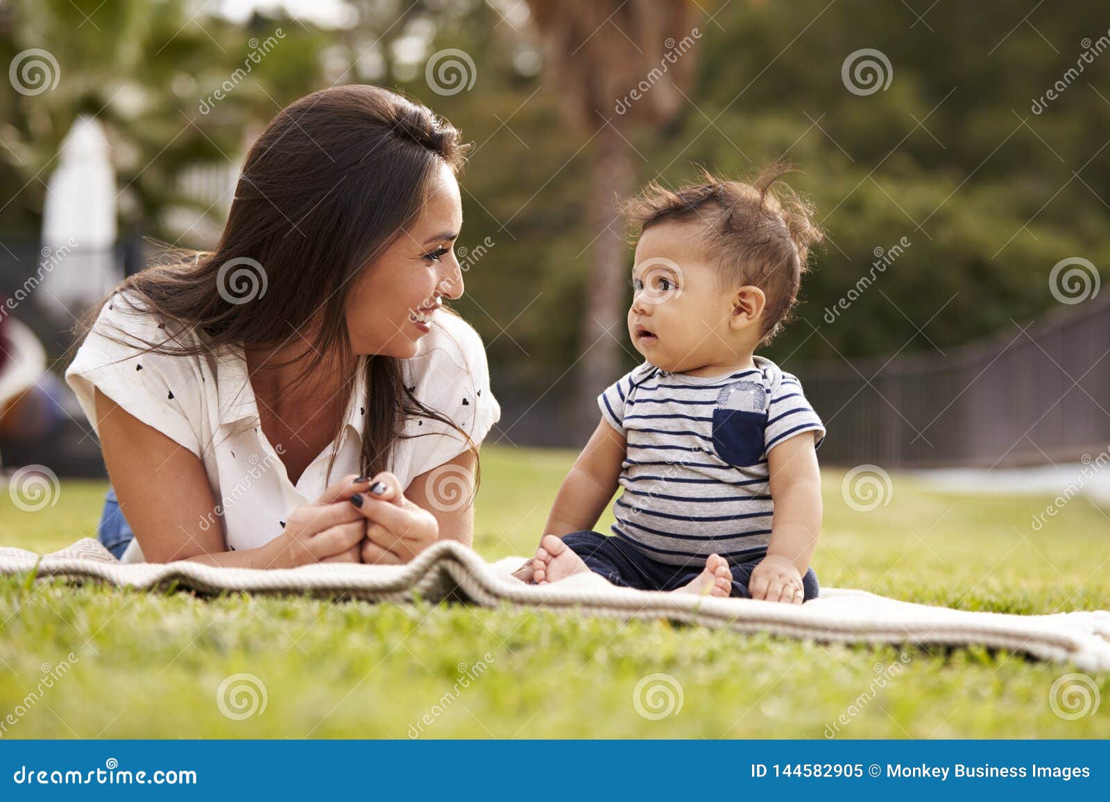 45,200+ Millennial Moms Stock Photos, Pictures & Royalty-Free