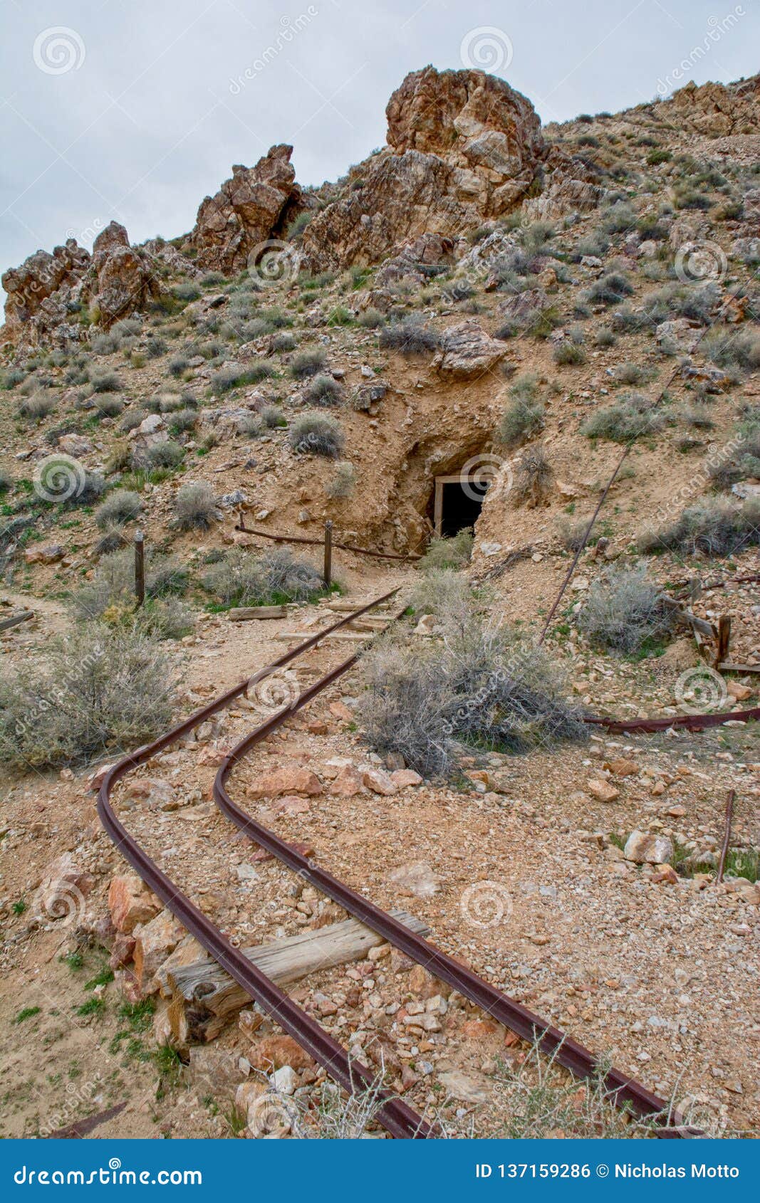 Mina De Oro Abandonada En El Desierto De Mojave Foto de archivo - Imagen de  carril, roca: 137159286