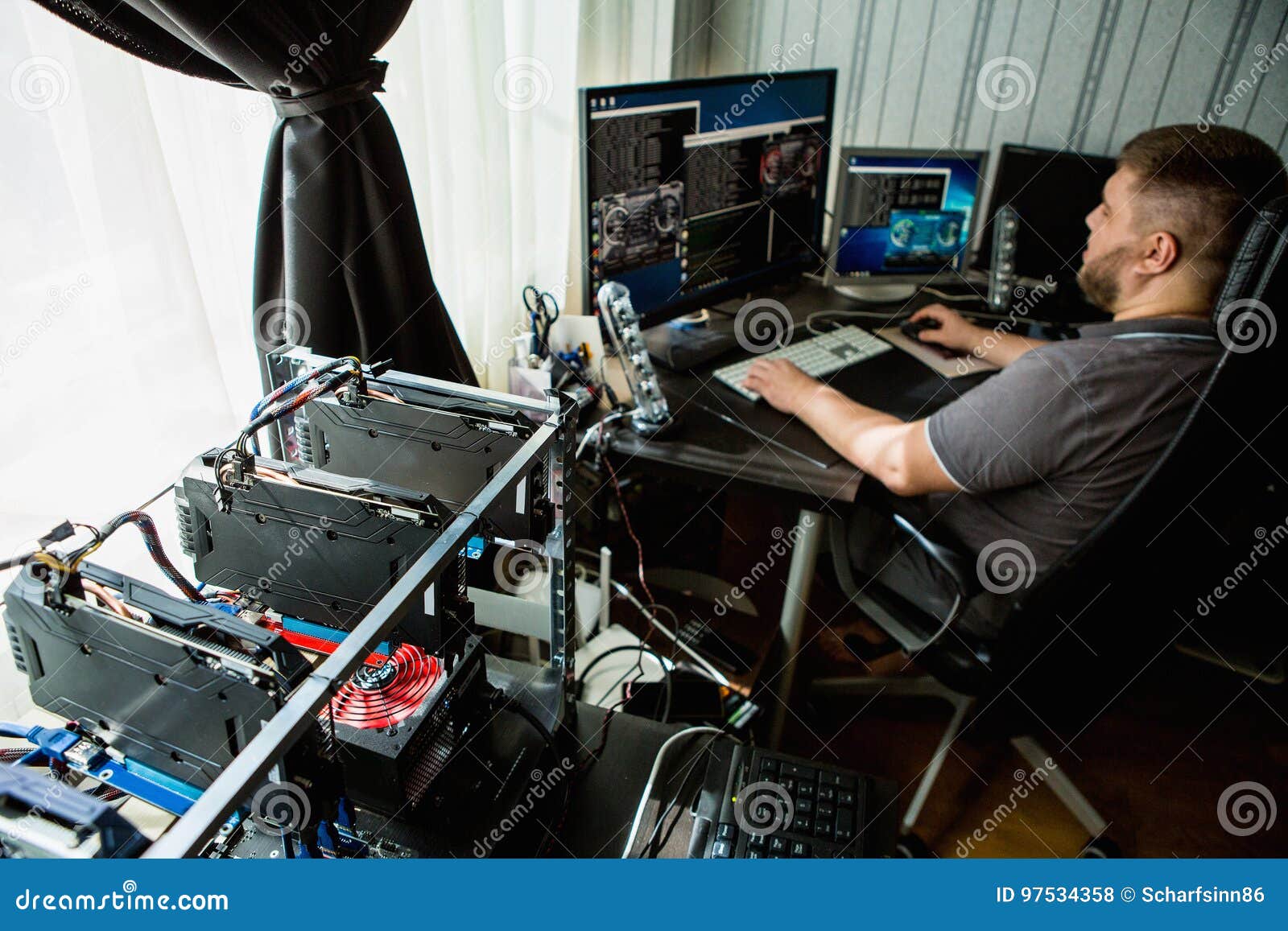 Programator minare bitcoin stock photo. Imagine din digital - 97534358