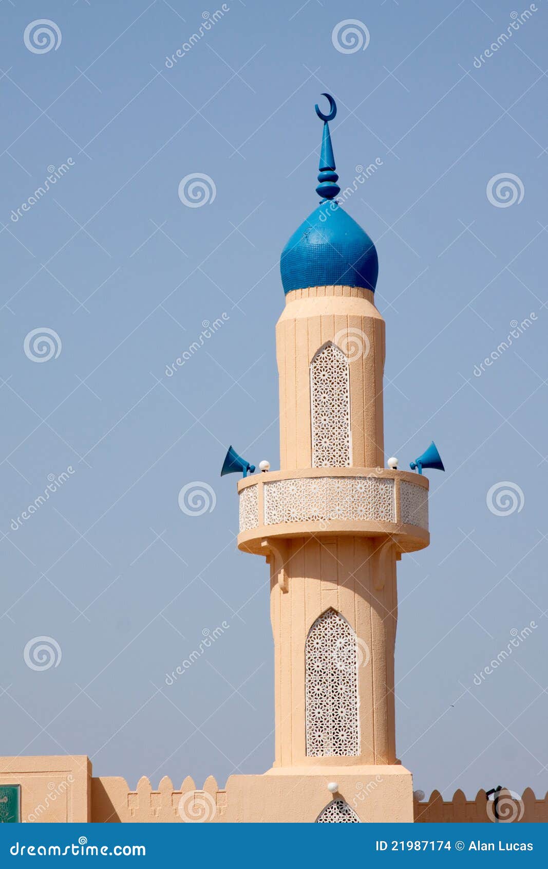 Een blauw-bedekte minaret van een moskee in Nizwah, Oman