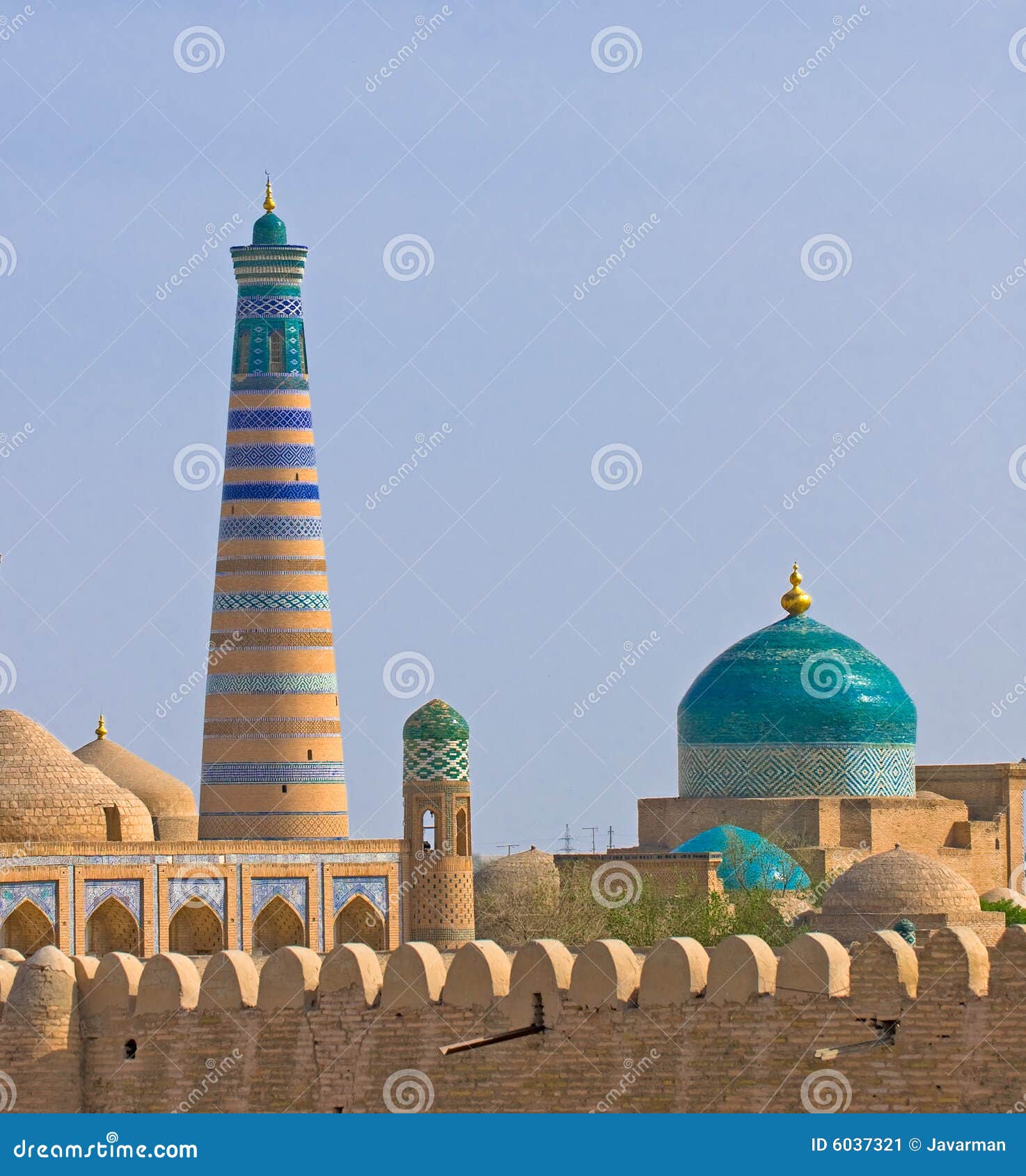 Minaret in oude stad van Khiva, Oezbekistan