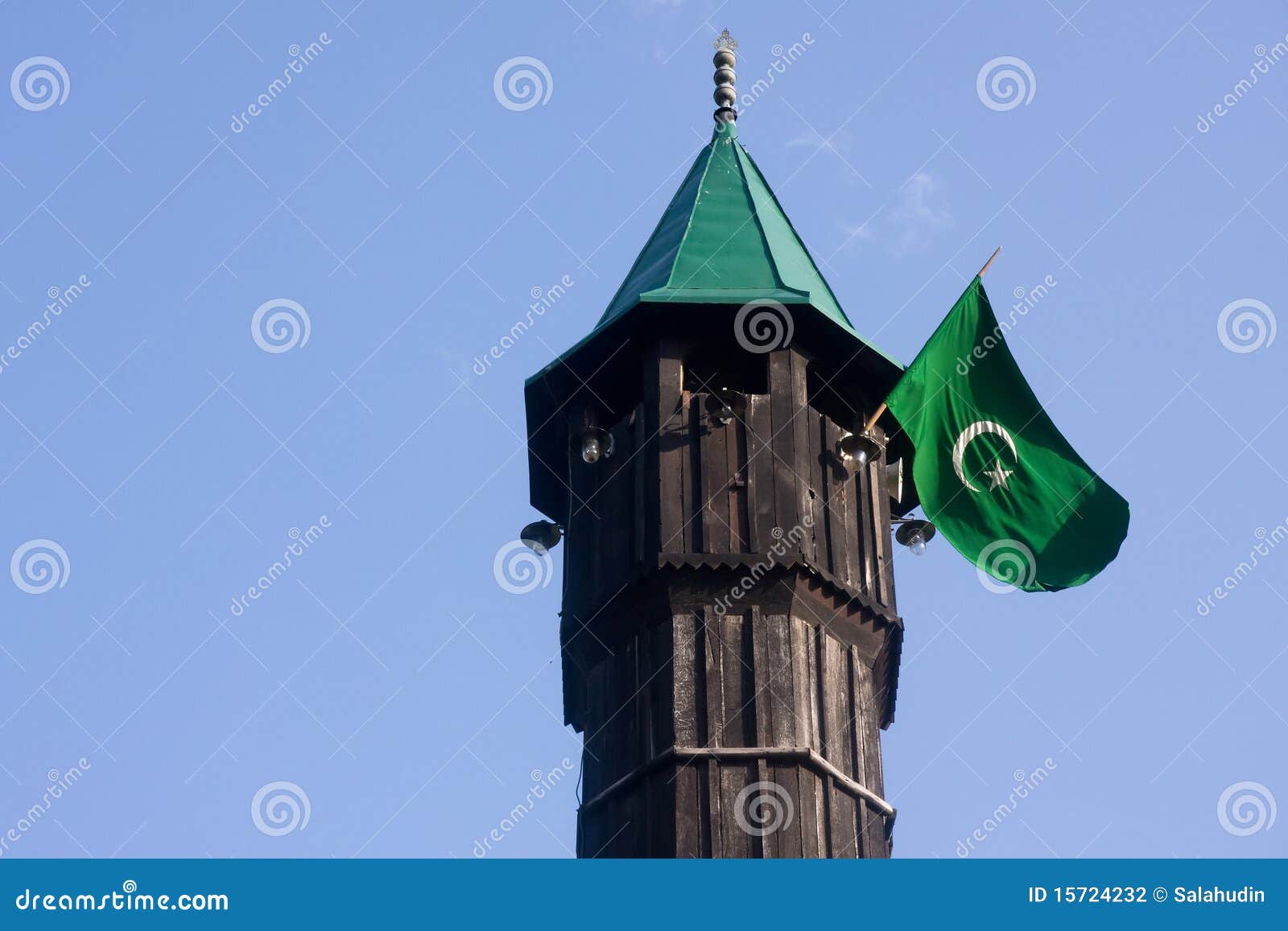 Minarete da mesquita com bandeira. Bandeira islâmica no minarete