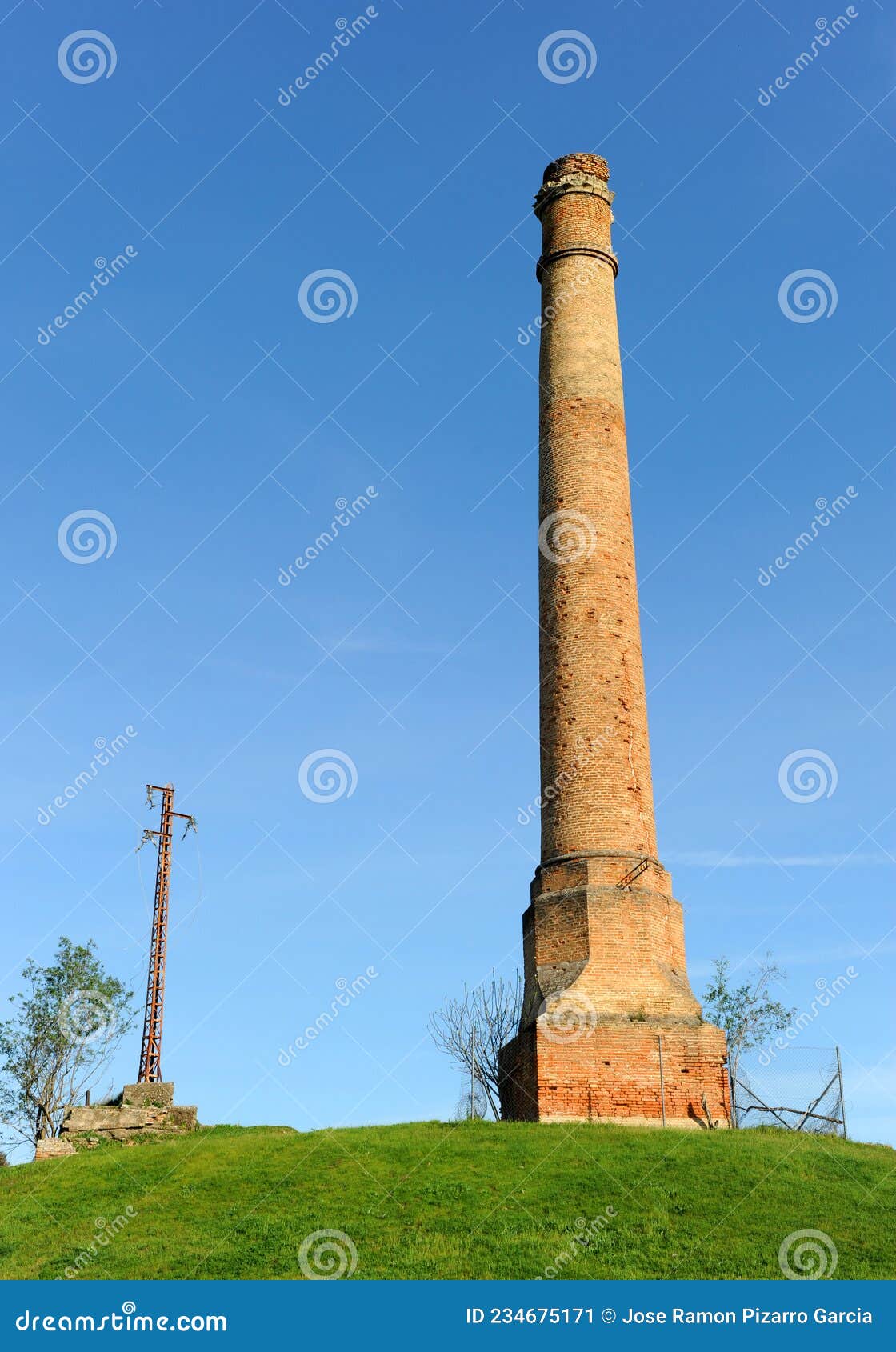 chimenea de las minas de carbÃÂ³n de villanueva del rÃÂ­o y minas, provincia de sevilla , espaÃÂ±a