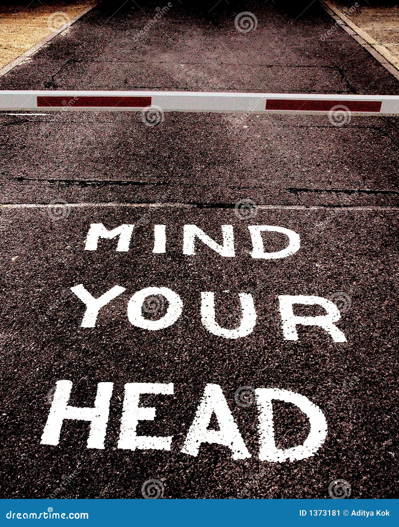 2.482 Ns De Mind Your Head Sign Ns, Fotos Stock E Vetores - Foto 8