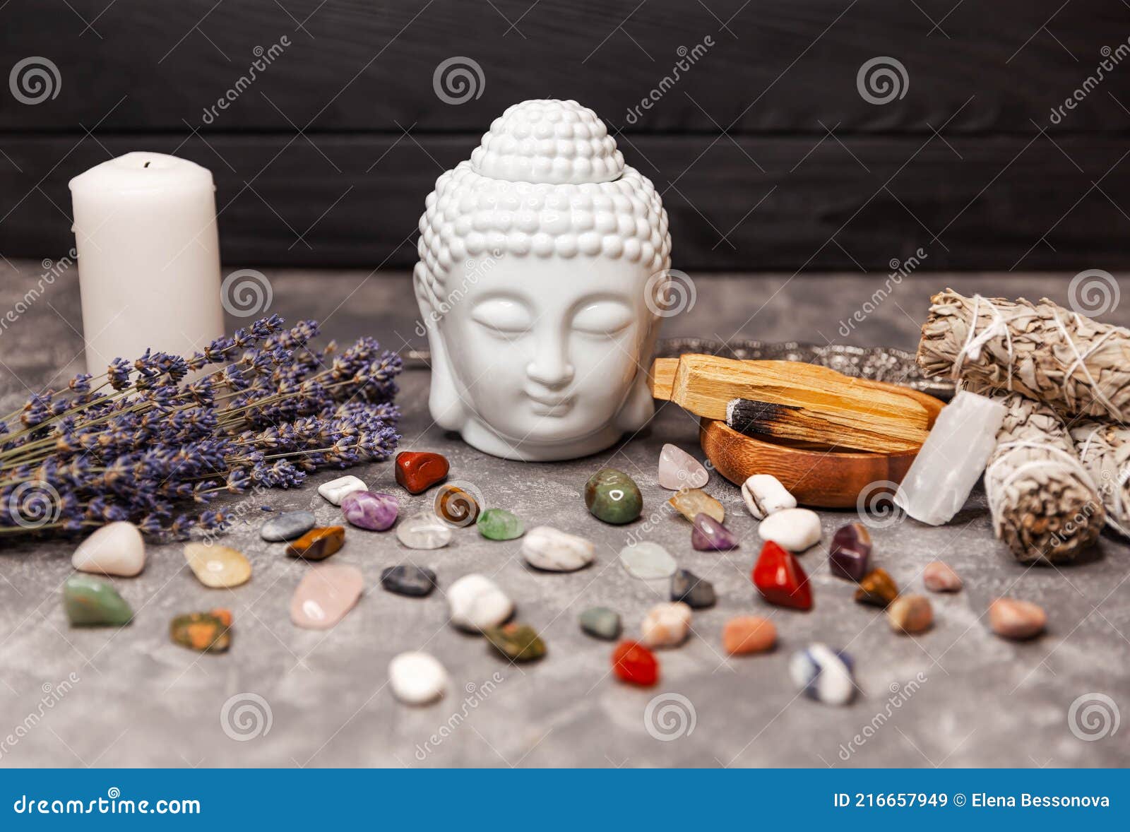 Mineralen En Kristallen. Allerlei Soorten. Keramisch Van Een Boeddha - Kop. Afbeelding - Image of niemand, boeddhisme: 216657949
