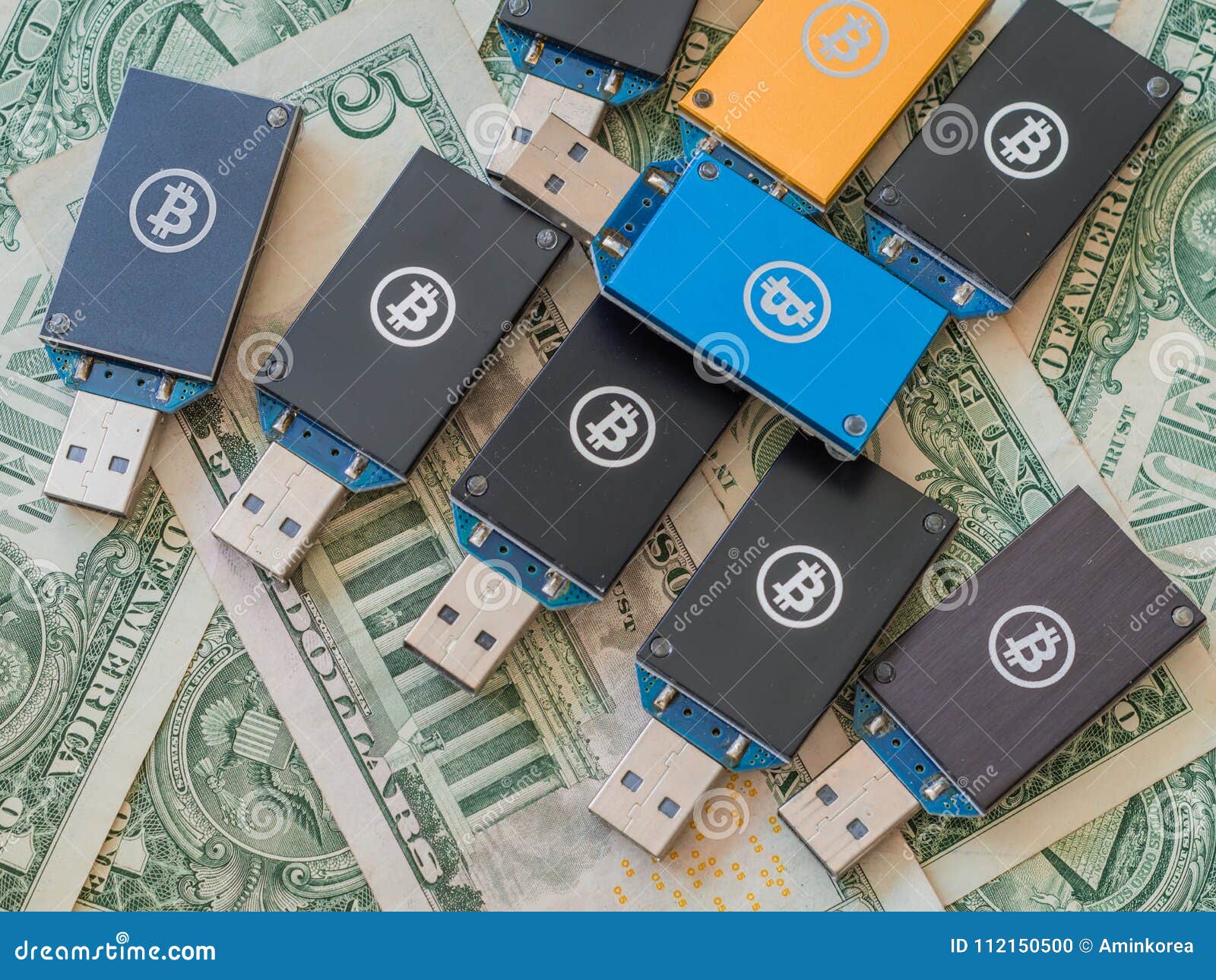 Mineros De Bitcoin USB Encima Del Dinero Americano Foto de archivo - Imagen  de negro, blanco: 112150500