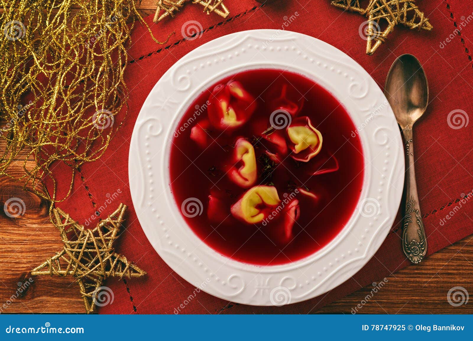 Minestra Di Natale.Minestra Polacca Tradizionale Di Natale Minestra Rossa Del Borscht Con Gli Gnocchi Sul Piatto Bianco Immagine Stock Immagine Di Piastra Ciotola 78747925