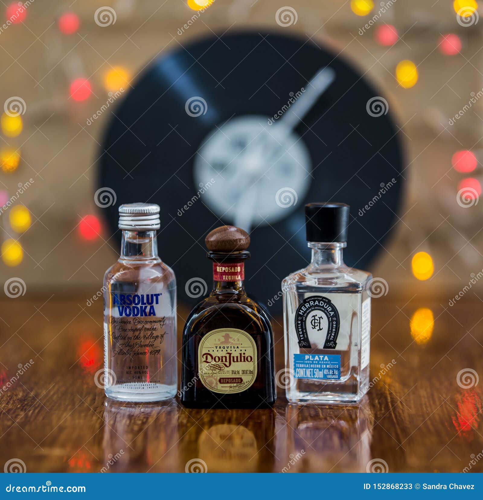 Mini Botellas De Tequila, De Reposado Y De Vodka Blancos Foto de archivo  editorial - Imagen de barra, partido: 152868233