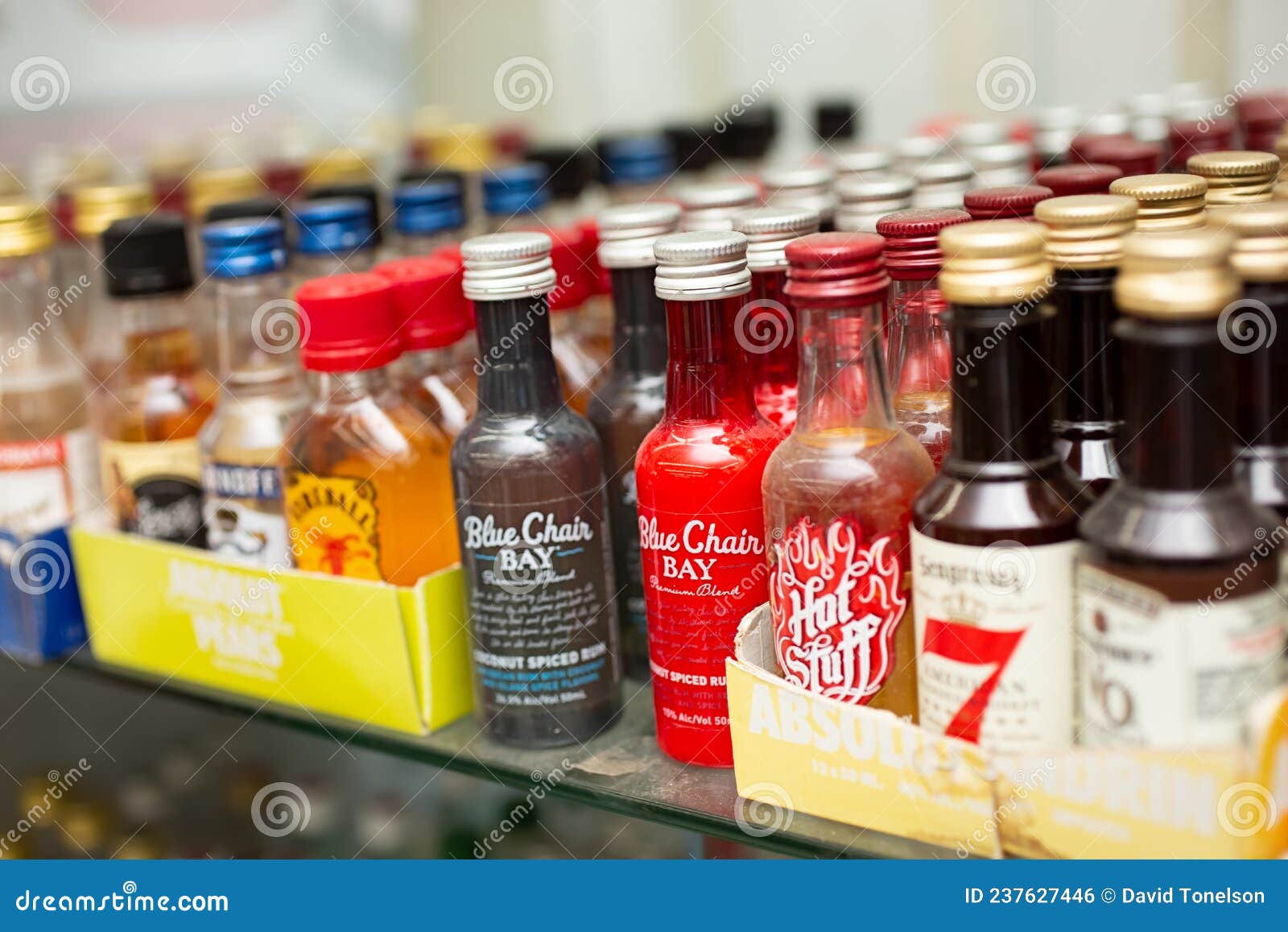 Mini Bouteilles D'alcool En Magasin Photo éditorial - Image du détendez,  liqueur: 237627446