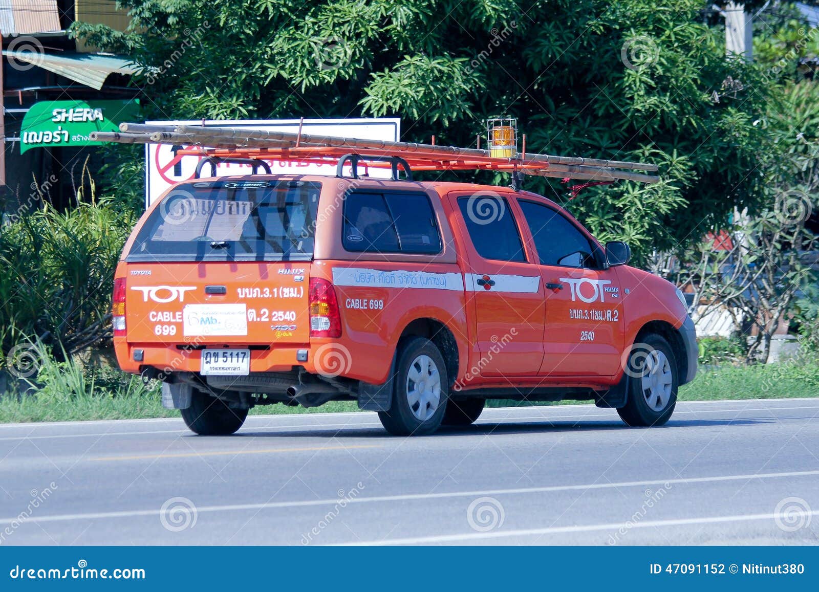 CHIANGMAI, THAÏLANDE - 13 OCTOBRE 2014 : Mini camion de société de doigt Intenet et service téléphonique en Thaïlande Photo à la route No. 121 à environ 8 kilomètres de Chiangmai du centre, Thaïlande