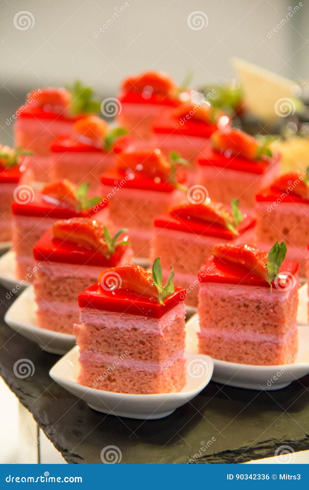 Mini Gateau De Fraise Delicieux Et Beau Photo Stock Image Du Reception Creme Mini Gateau De Fraise Delicieux Et Beau Photo Stock Image Du Reception Creme