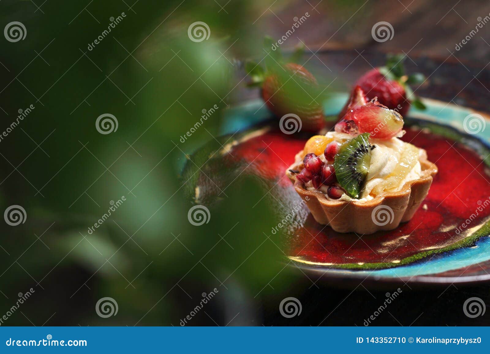 Mini Gateau De Fruit Avec De La Creme De Creme Anglaise Dessert