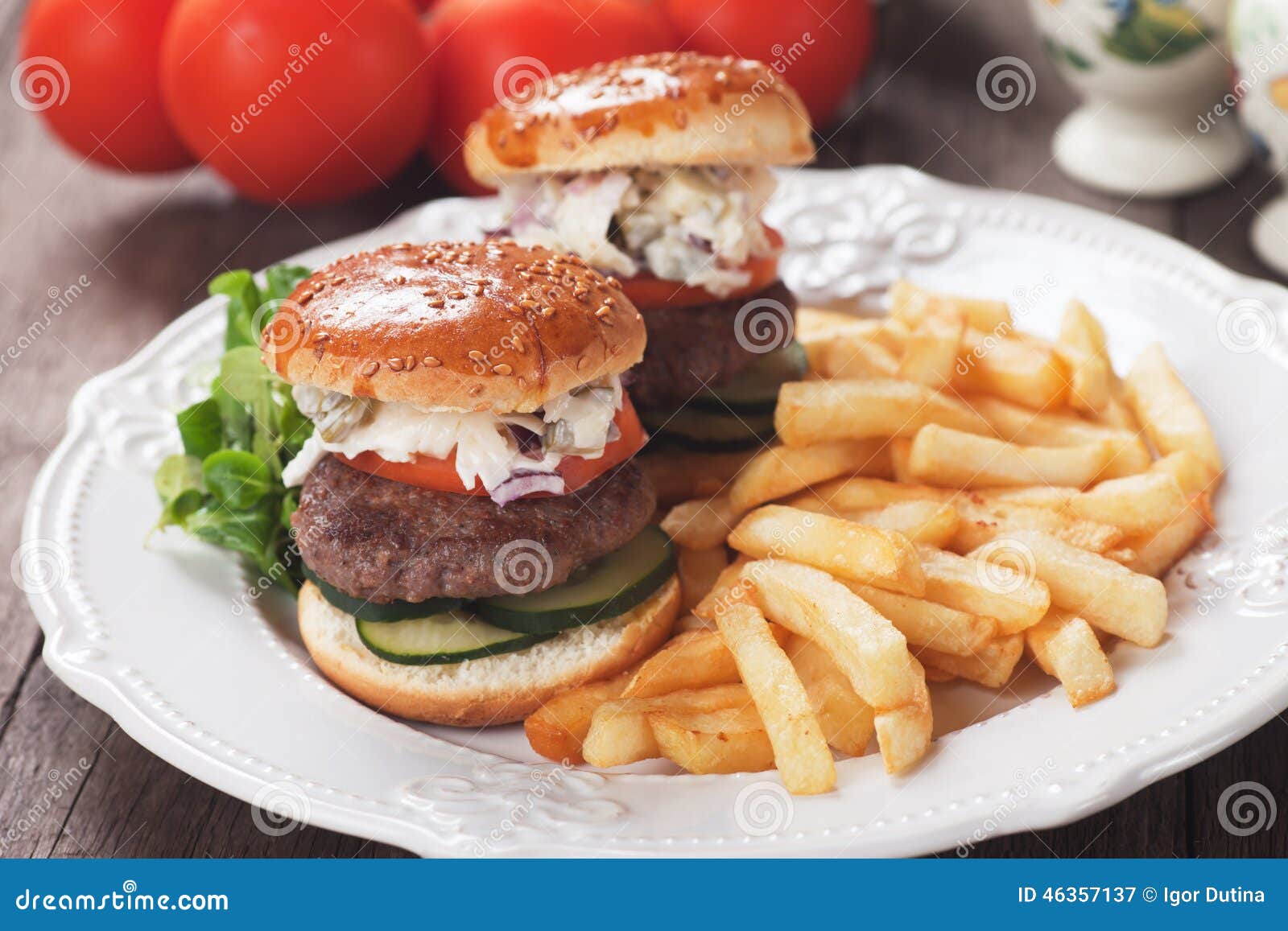 Mini Hamburgers. Minihamburger dienten mit Pommes-Frites, klassischer Schnellimbiß