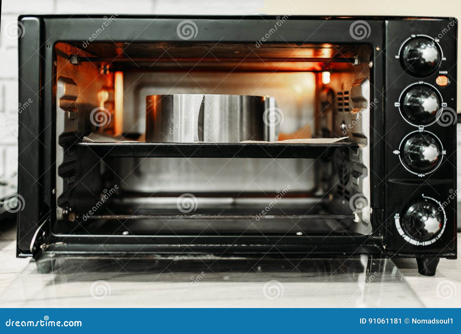 Mini Horno Eléctrico Para Cocinar Hecho En Casa Imagen de archivo - Imagen  de torta, torcer: 91061181