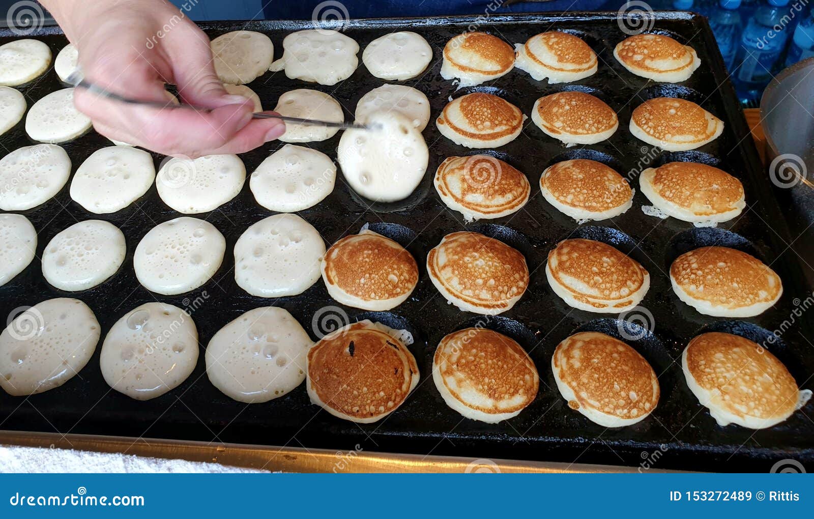 Mini Pancake Che Friggono Sulla Pentola Del Ferro Lanciando La Metà Ha  Cucinato I Pancake Intorno Fotografato a Tallinn, L'Estoni Immagine Stock -  Immagine di cliente, europa: 153272489