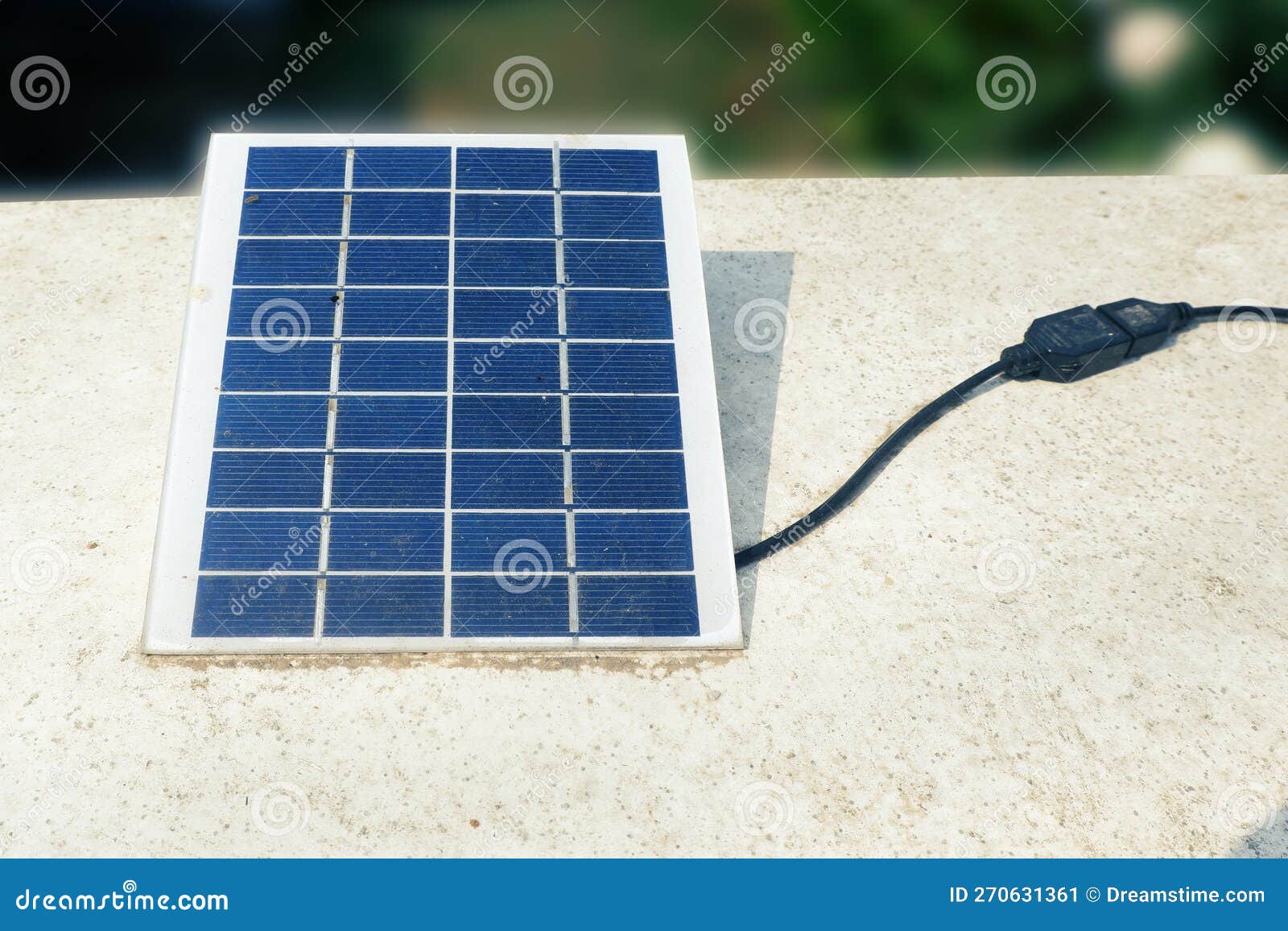 Mini Panneau Solaire Avec Câble Usb Image stock - Image du mondial