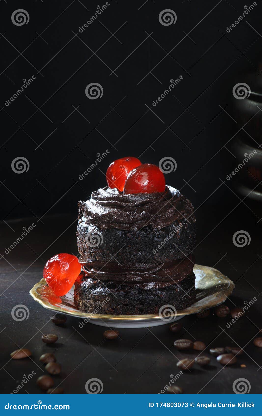 Mini Pastel De Chocolate Con Cerezas Glace Y Granos De Café En Primer Plano  Imagen de archivo - Imagen de dulce, alimento: 174803073