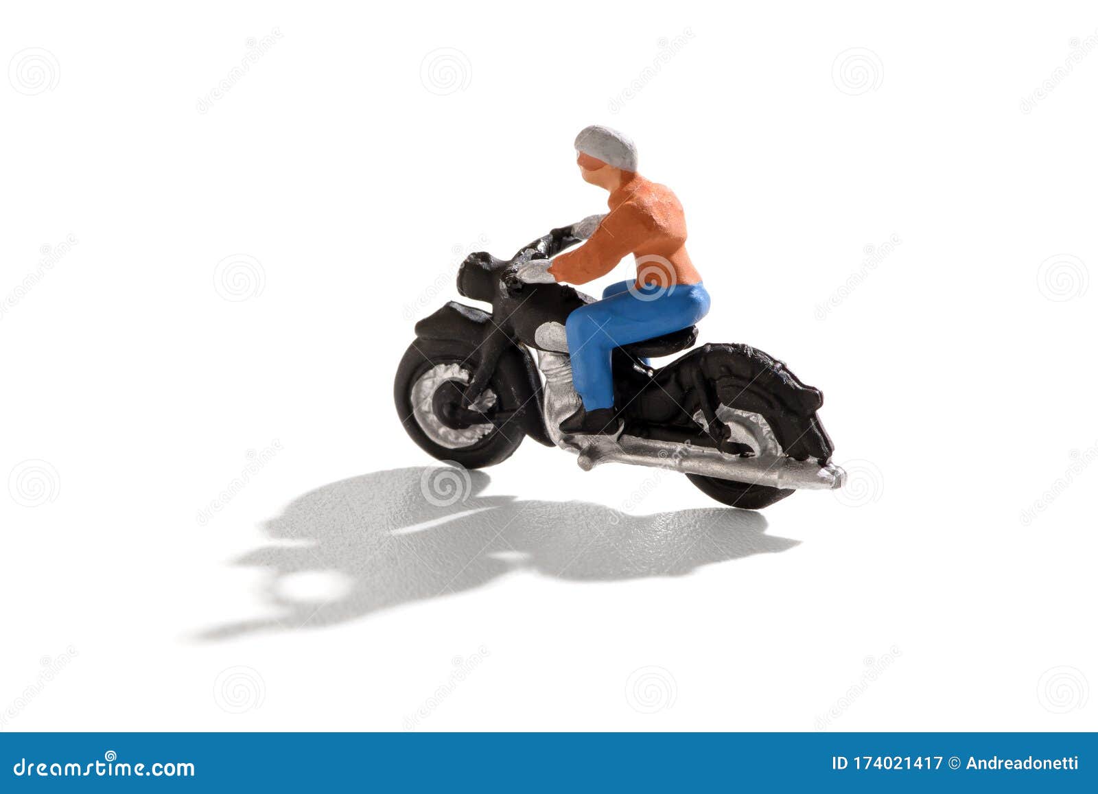 Mini Persona Montando Una Moto Con La Sombra Imagen de archivo - Imagen de  persona, concepto: 174021417