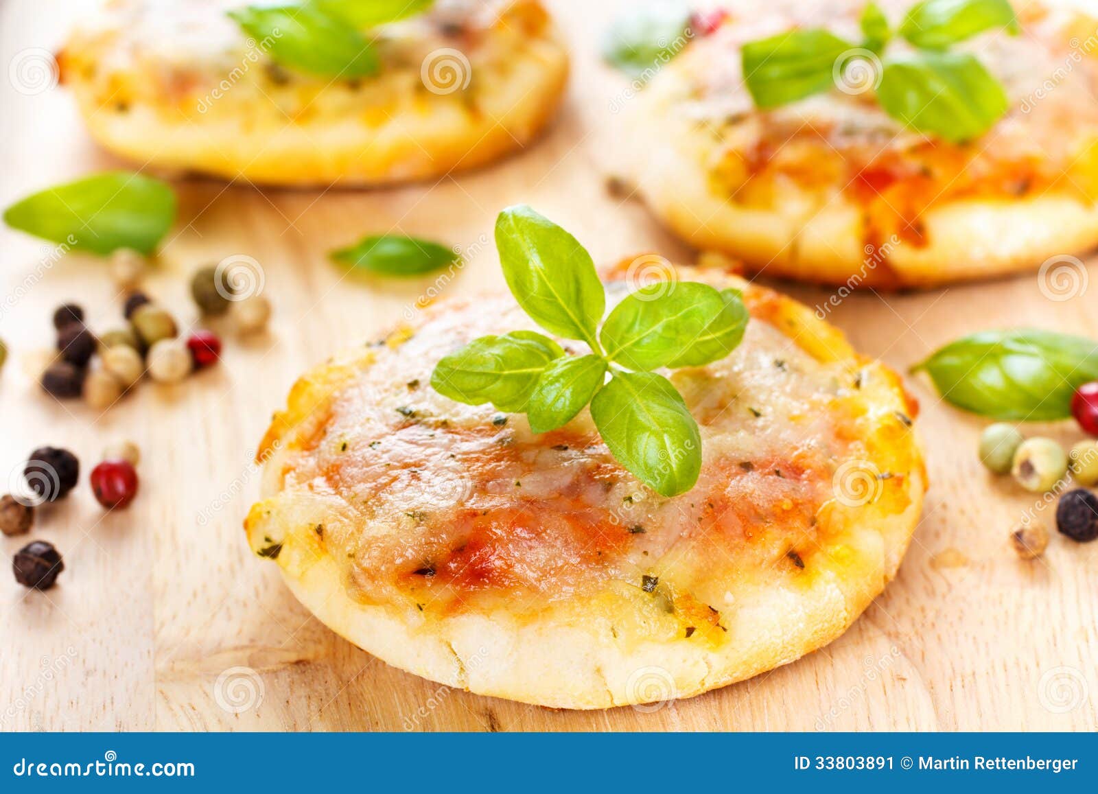 Mini Pizzas Com Adição Vários Tipos Legumes Queijo Mussarela Manjericão —  Foto © zi3000 #284030660, image size:1600x1157