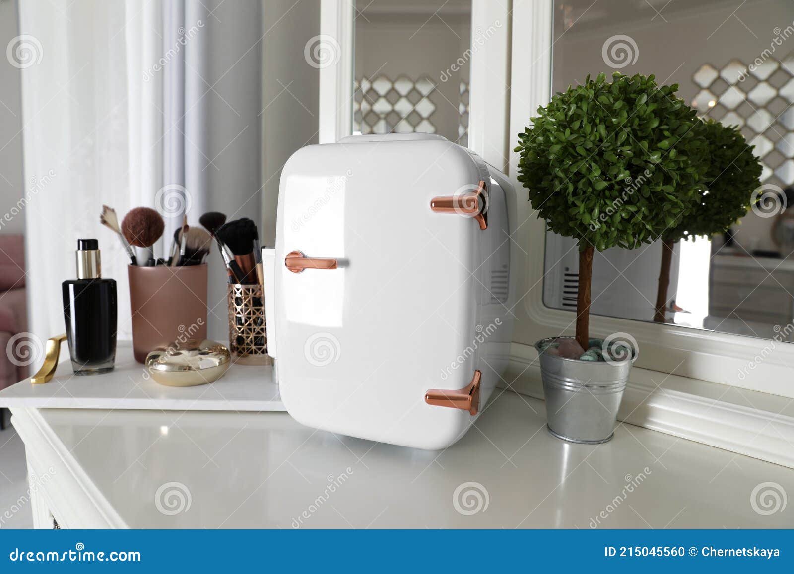 Mini Refrigerador Para Productos Cosméticos En Mesa De Tocador Blanca Foto  de archivo - Imagen de verde, fondo: 215045560