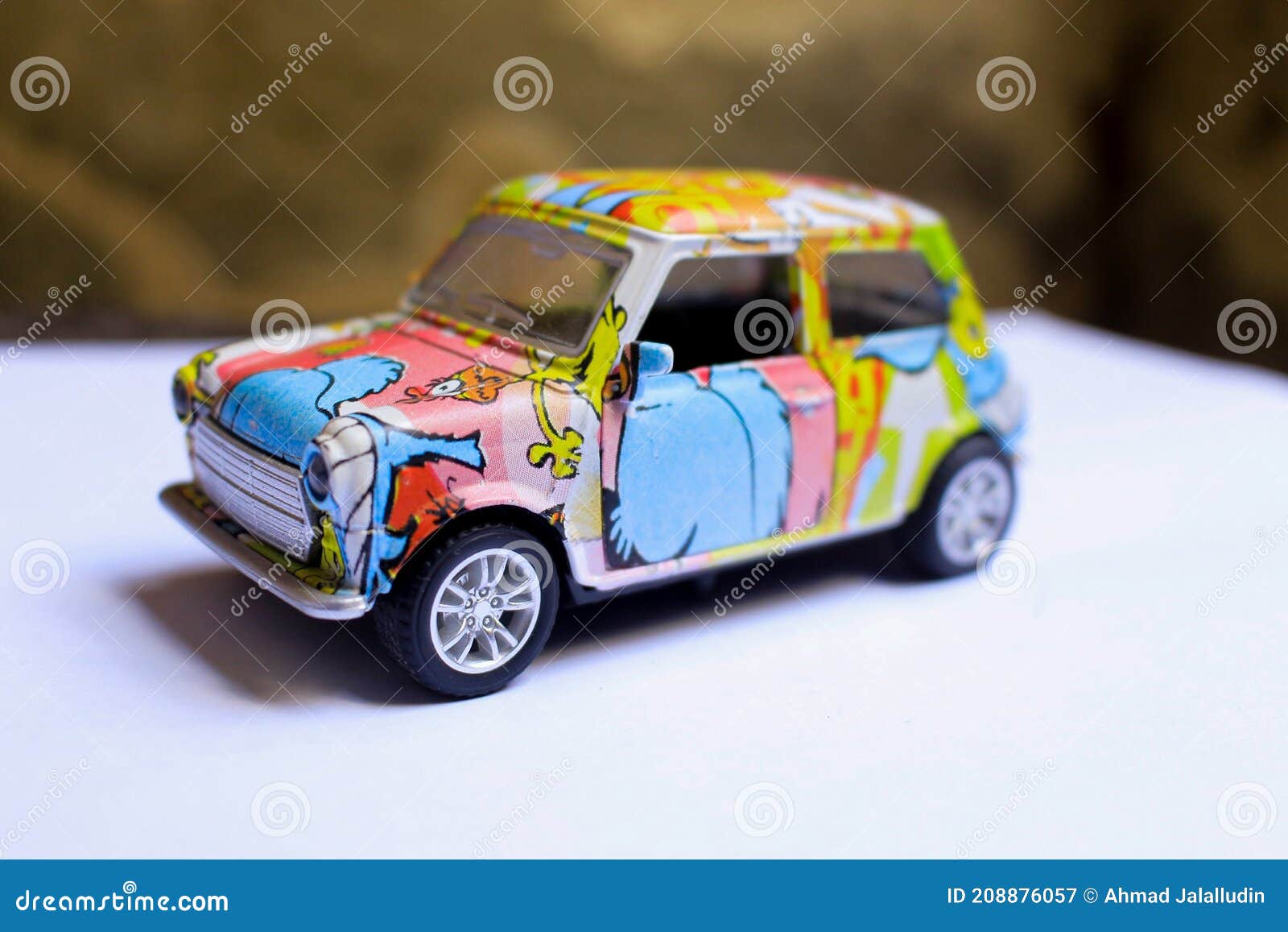 Miniatur Des Autos Mit Orden Kunst. Stockbild - Bild von dekoration, dose:  208876057