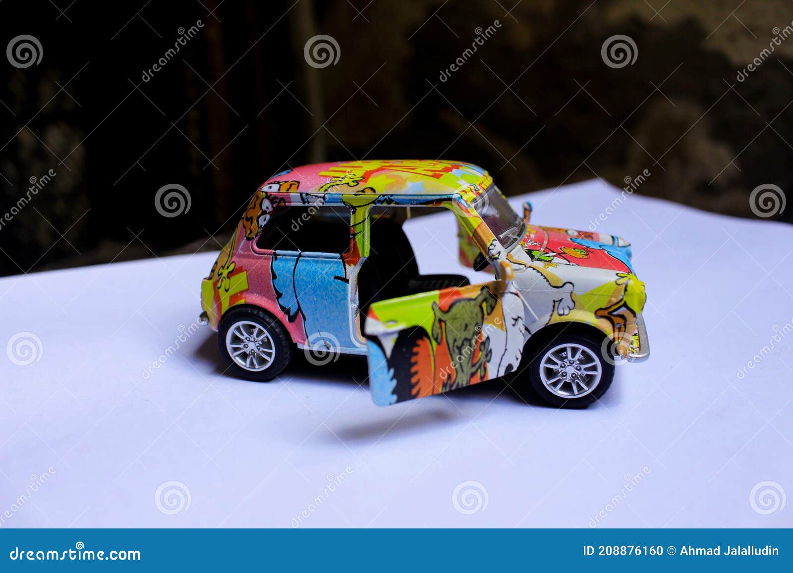 Miniatur Des Autos Mit Orden Kunst. Stockfoto - Bild von dekorationen,  farbe: 208876160