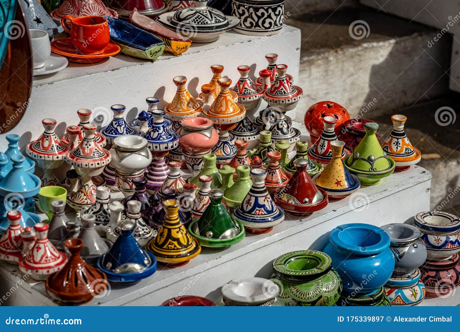 Miniatura Di Souvenir, Tradizionale Pentola Da Cucina Marocchina, Tagine O  Tajine Immagine Stock - Immagine di medina, mercato: 175339897