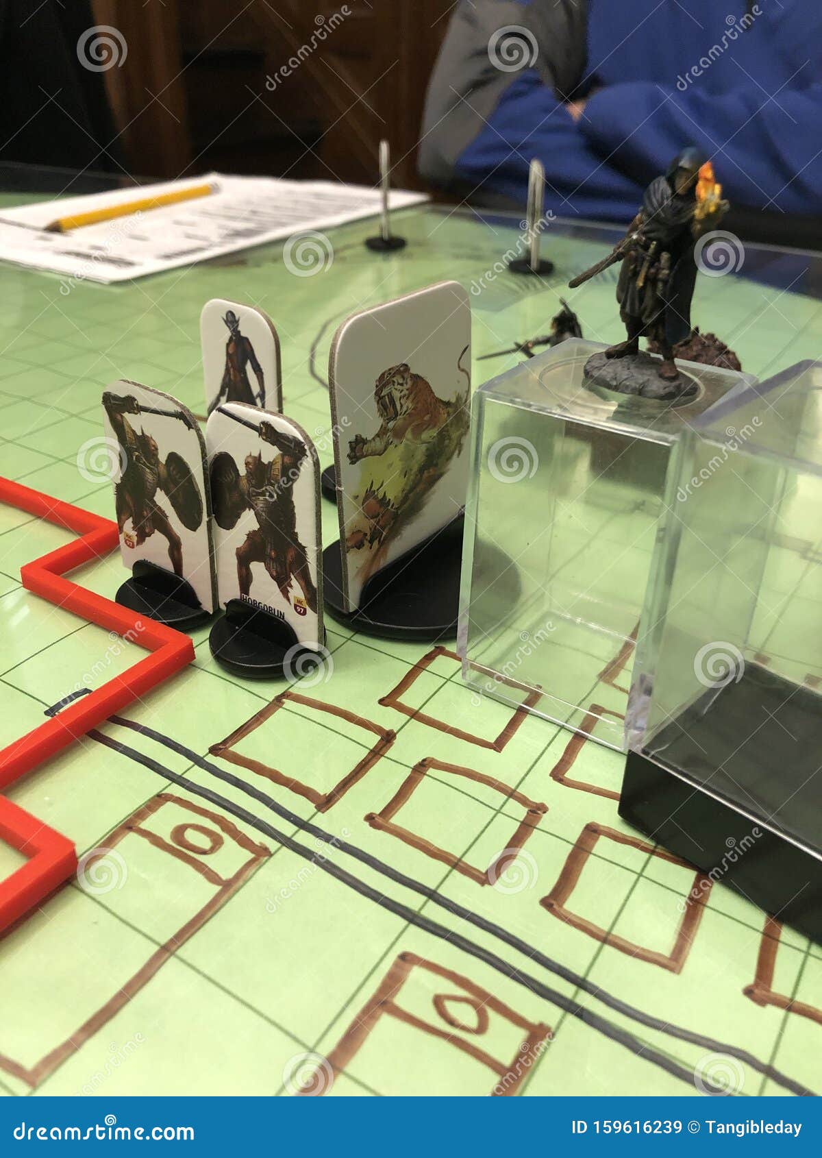 Foto de Papel De Mesa Colorido Jogando Dados De Jogo Rpg No Mapa De  Masmorra Desenhado À Mão e mais fotos de stock de Role Playing Game - iStock