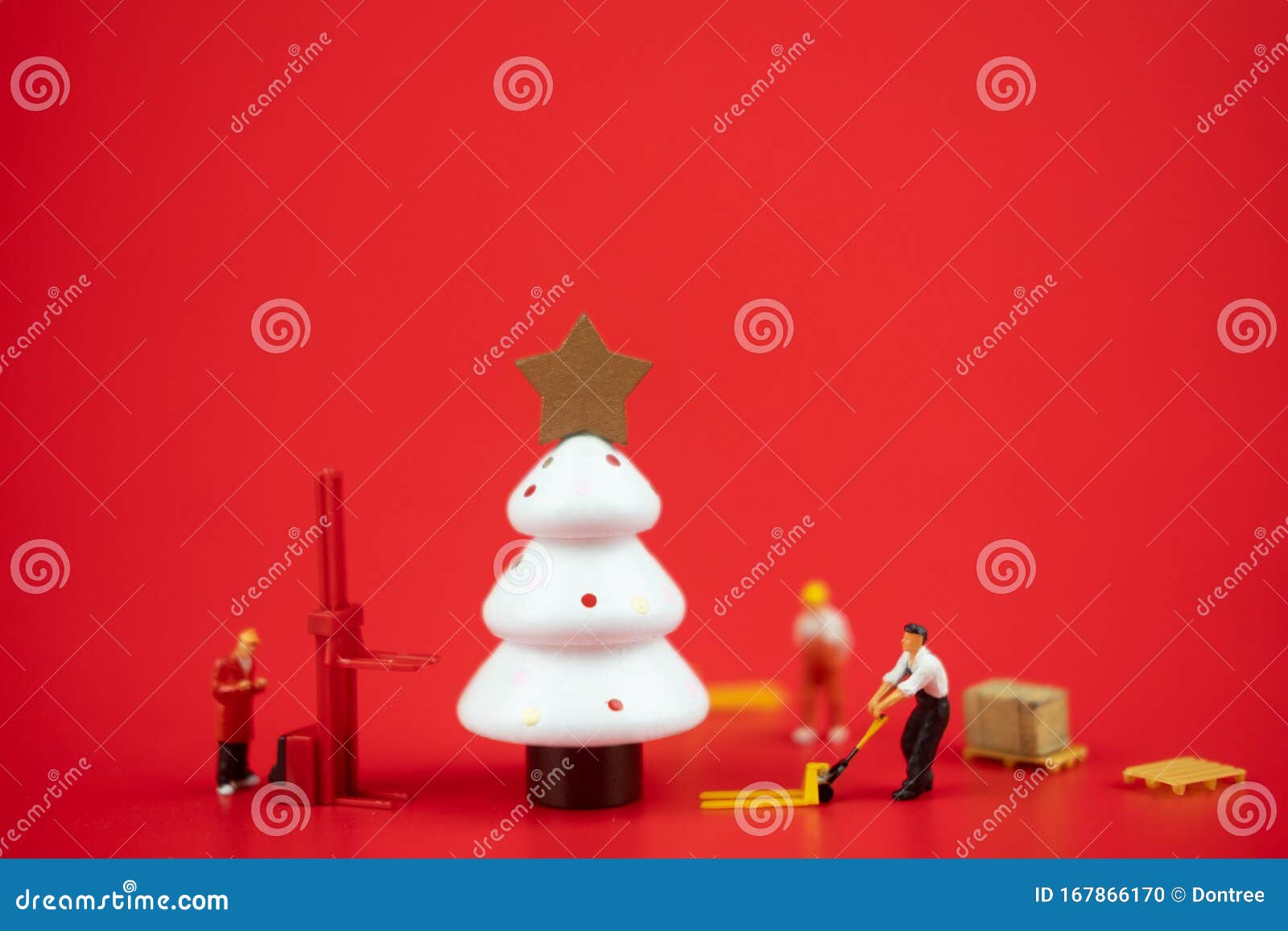 Hình dung một đội ngũ nhỏ đang chăm chú, cùng nhau chuẩn bị cho cây thông Noel. Bất chấp nhiều khó khăn, họ vẫn tỏ ra hết sức hăng say và sáng tạo, tạo ra những sản phẩm đầy ấn tượng cho đến khi cây thông được trang trí hoàn tất. Cùng tận hưởng khung cảnh này trong một buổi họp mùa Giáng Sinh nào!