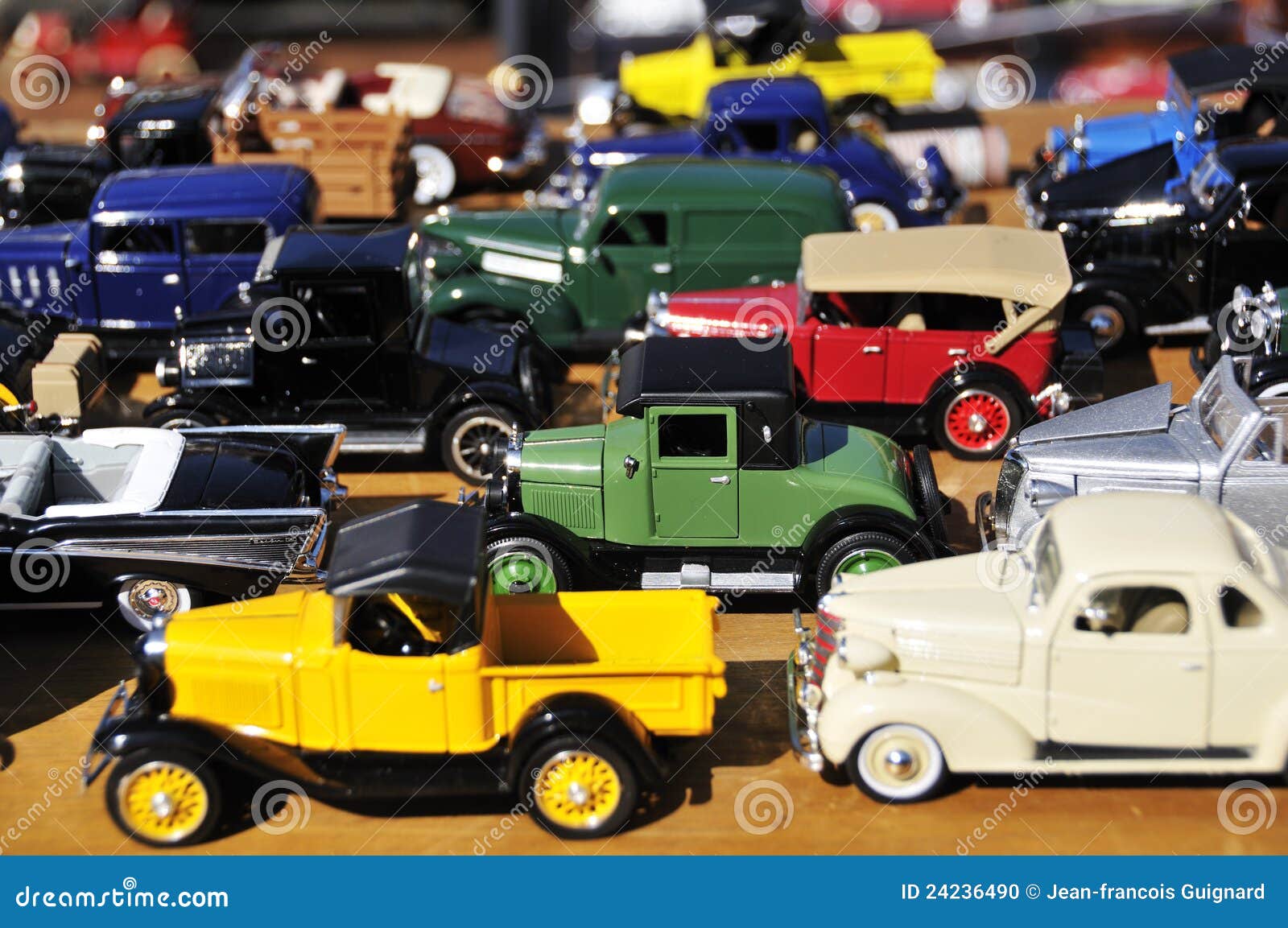 Hijsen buffet marionet Miniatuur auto's stock foto. Image of vervoer, spel, verkeer - 24236490