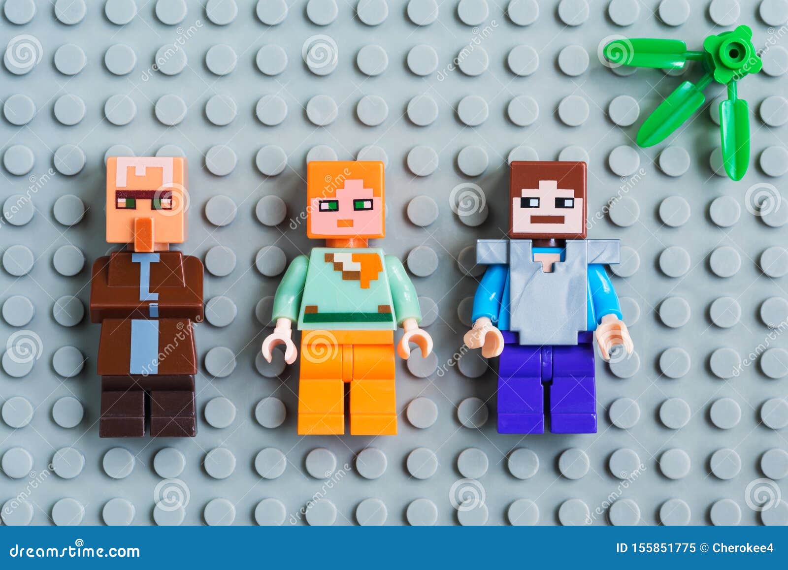 Minifigure史蒂夫 亚历克斯和村民是比赛minecraft的字符在灰色背景的编辑类图片 图片包括有乌克兰 蓝色