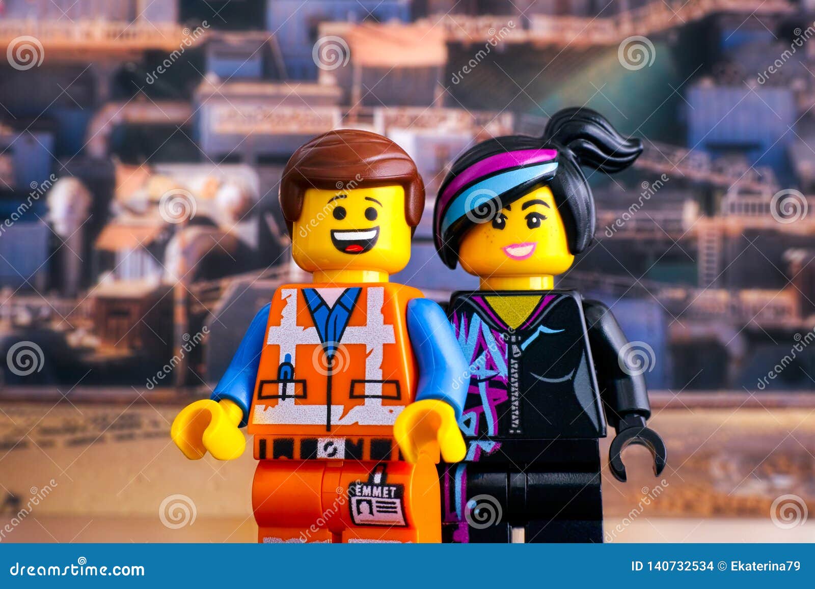 Minifigures Di Lucy E Di Lego Hard Hat Emmet Contro Il Fondo Di  Apocalypseburg Immagine Stock Editoriale - Immagine di mattone, mini:  140732534