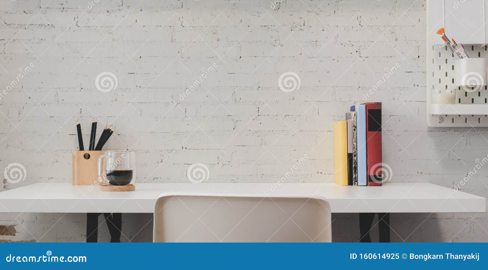 Văn phòng tại nhà tối giản với đồ dùng văn phòng trên nền trắng sẽ giúp bạn tập trung hơn vào công việc và nâng cao năng suất làm việc tại nhà. Hãy cùng khám phá bộ sưu tập hình ảnh liên quan để tìm hiểu các gợi ý thiết kế văn phòng tại nhà tối giản nhưng hiệu quả.