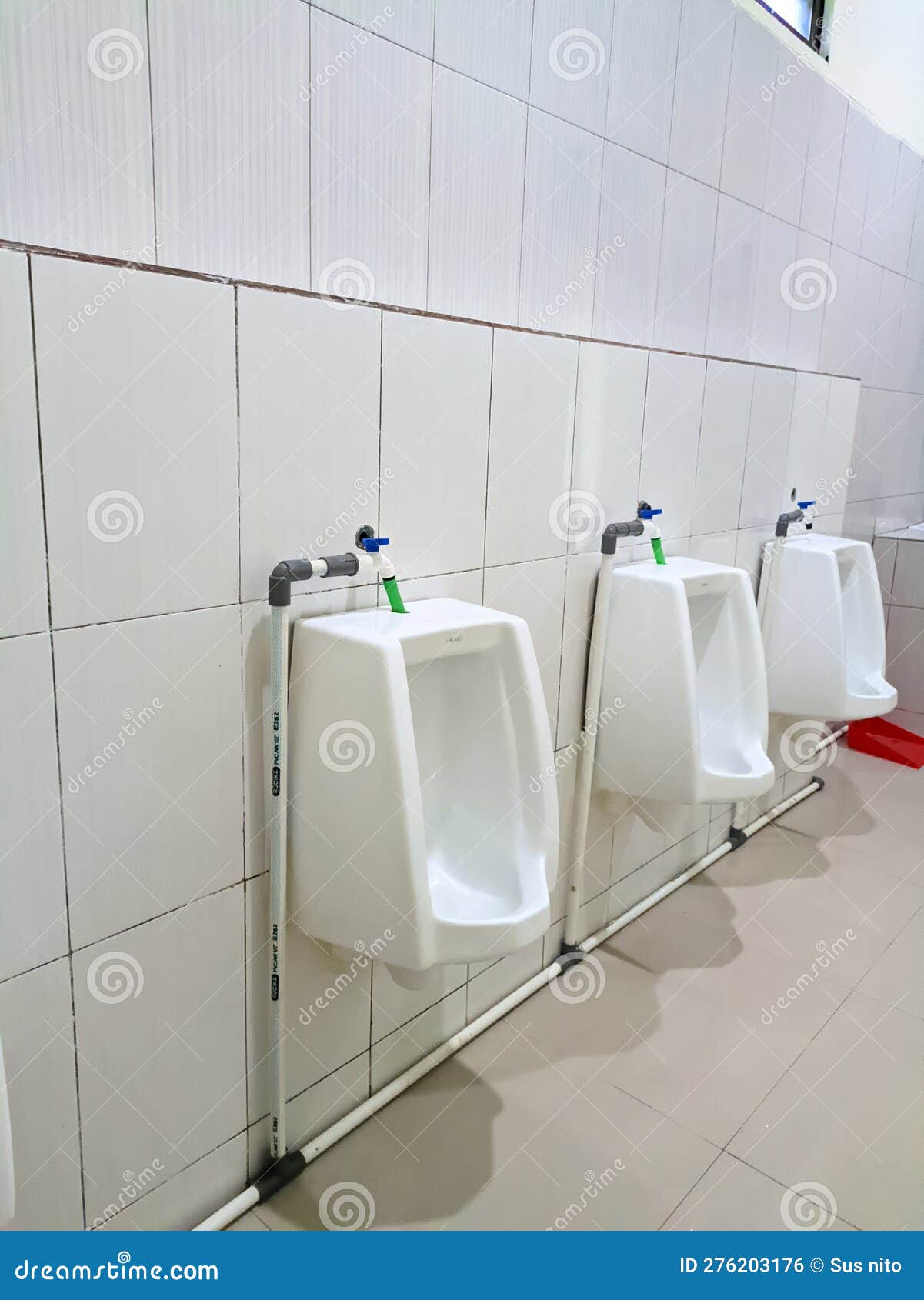 Minimalist Urinal Toilet is Suitable for Use in Offices and Shopping Minimalist Urinal Toilet is Suitable for Use in Offices and Shopping
