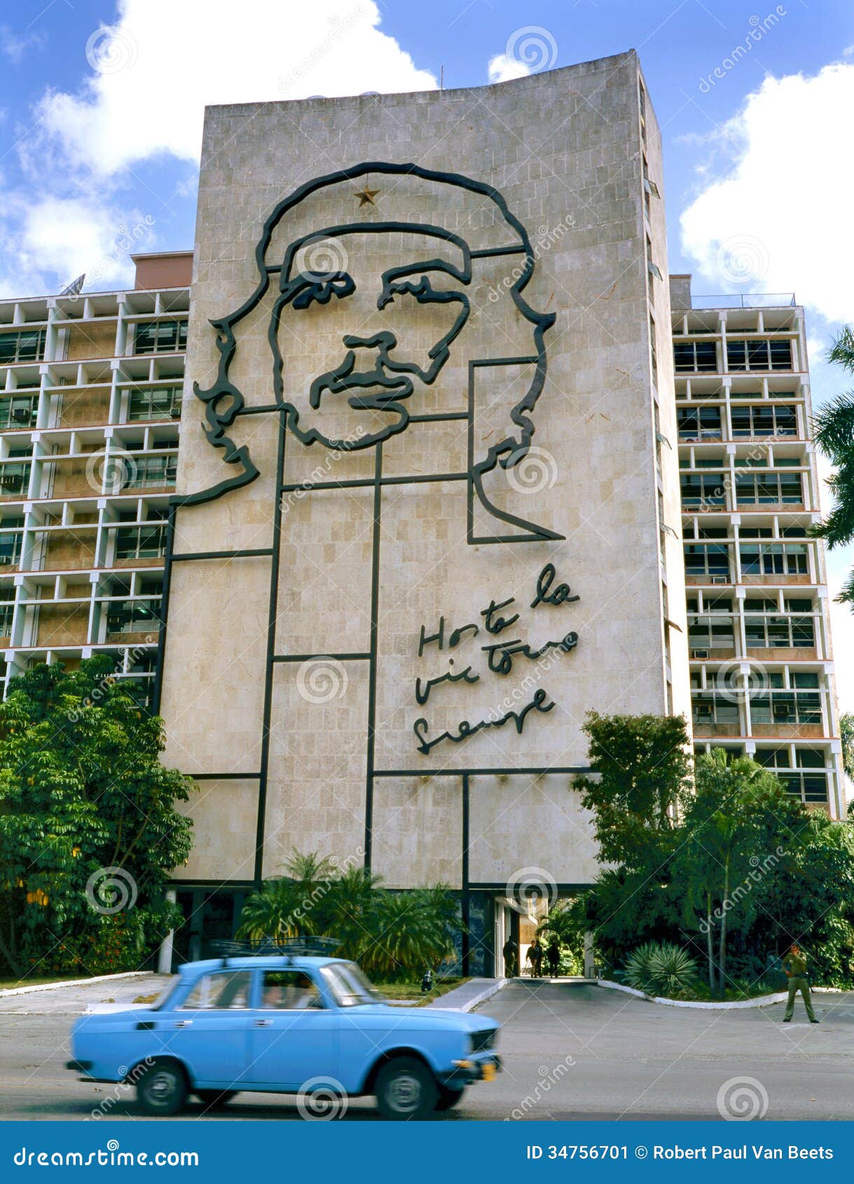 ministry of the interior building with che guevara's portrait